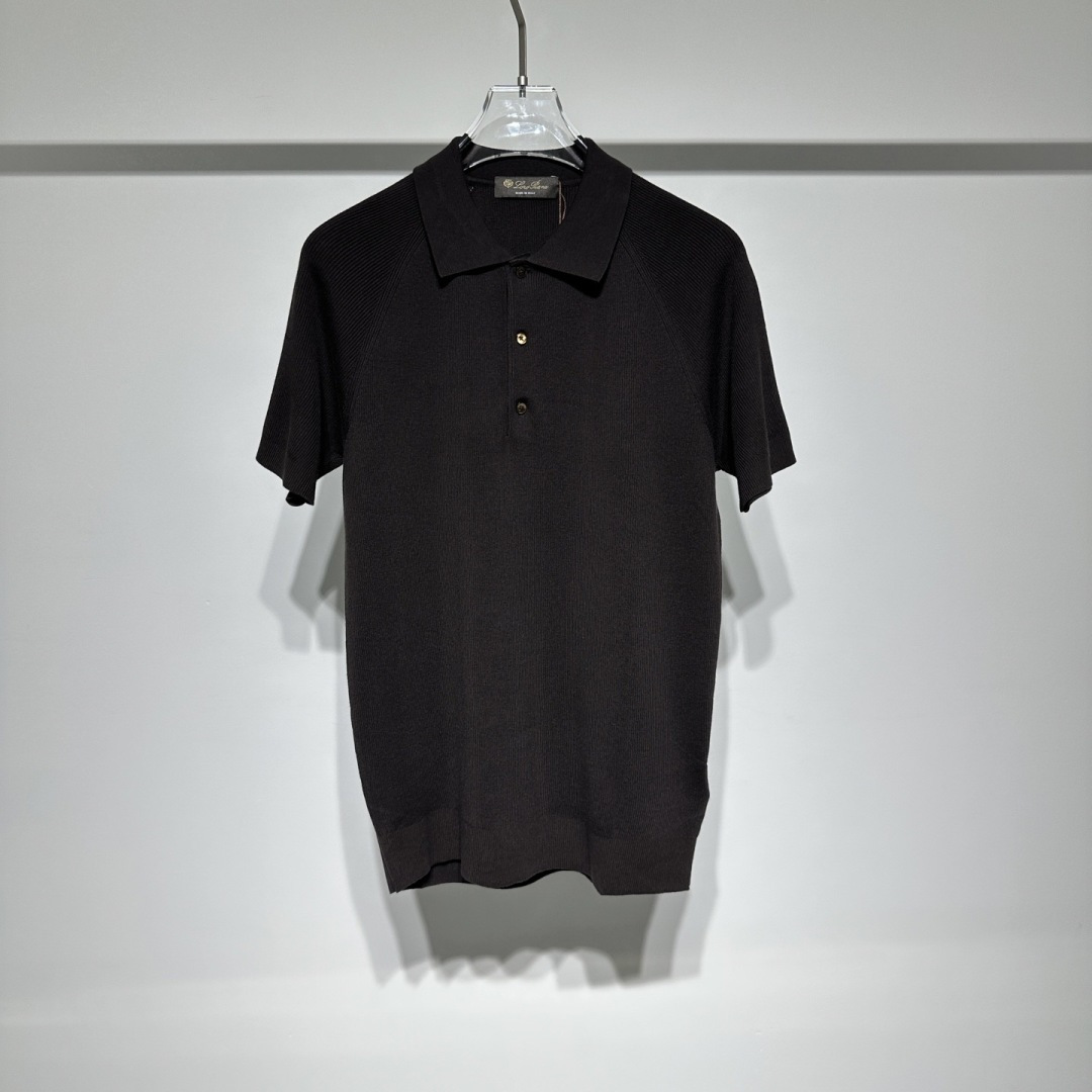 NO:817947,Loro Piana LP fashionable casual polo collar short-sleeved T-shirt!  Select the high-quality suede produced in Xinjiang and customize the three-dimensional pit weaving method. Air washing softens the yarn, which does not damage the natural velvety feel of long-staple cotton. The yarn has strong texture and rich hand feel. The ready-made garment is soft, light and comfortable to wear. The classic lapel style uses three-dimensional 12-needle 1X1 knitting technology, with clear pit strips, versatile and attractive!  !  Select only the highest quality and rarest natural materials, such as exclusive sourcing which are rare and expensive!  The brand has a century-old heritage of craftsmanship, and each product is uniquely handmade. The superb craftsmanship and superb technology ensure the high quality of the products. It pays attention to details and design, and pursues a simple and elegant appearance. Each product is carefully crafted to show elegant taste!  Color Dark Brown White Size M-L-XL-XXL-XXXL Please refer to the size chart to choose the size that suits you!  ,women's clothing,loro piana,loro piana,T-shirt,tees,t-shirt,19860909Loro Piana LP时尚休闲polo领短袖T恤！ 甄选新疆优质产绒面定制级立体坑条织法,空气洗软化纱线,不伤长绒棉自然绒感,纱线肌理感强,手感丰富,成衣柔软轻盈穿着舒适.经典翻领款式,采用立体12针1X1针织工艺,坑条分明,百搭耐看 ！！ 只选择最优质、最稀缺的天然材料,如独家采购稀少而昂贵！ 品牌拥有百年技艺传承,每一件产品都经过独特的手工制作.高超的工艺和精湛的技术保证了 产品的高品质. 注重细节和设计,追求简洁而优雅的外观.每一款产品都经过精心雕琢,彰显高雅品味！ 颜色深咖 白色 尺码M-L-XL-XXL-XXXL 参考尺码表数据选择适合自己的尺码！,女装,loro piana,loro piana,T-shirt,tees，t-shirt,,Women's clothing