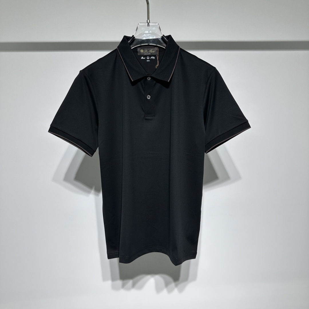 NO:818065,Loro Piana LP fashion casual polo collar T-shirt!  !  It is made of a blend of 180-count double-strand mercerized cotton yarn and 20D ultra-fine spandex fiber. As we all know, the finer the cotton yarn, the better the quality. The high-count cotton yarn we use has almost touched the ceiling of domestic cotton yarn. The fabric feels warm and silky, and has excellent rebound!  Customers supply accessories and customers supply imported high-end fabrics!  !  The texture is very delicate, the details are exquisite and the craftsmanship is exquisite. It is a highly fashionable item. It can be matched with any fashion. The shape is super good. It is a must-have item for trendy men!  !  Select only the highest quality and rarest natural materials, such as exclusive sourcing which are rare and expensive!  The brand has a century-old heritage of craftsmanship, and each product is uniquely handmade. The superb craftsmanship and superb technology ensure the high quality of the products. It pays attention to details and design, and pursues a simple and elegant appearance. Each product is carefully crafted to show elegant taste!  Model Color Black White Dark Coffee Size M-L-XL-XXL-3XL Refer to the size chart data to choose the size that suits you!  ,men's clothing,loro piana,loro piana,tees,t-shirt,19860909Loro Piana LP时装休闲polo领T恤！！ 采用180支双股丝光纯棉纱线与20D超细氨纶纤维混纺而成,众所周知,棉纱越细,品质约好,我们采用的高支棉纱几乎已经触碰到国内棉纱天花板,面料手感温润如丝,回弹优良！ 客供辅料,客供进口高档面料！！ 质感非常细腻,细节工艺精湛考究,塑造性极高的一款单品,任何时装都可以搭配,版型超级好 潮男必备单品 ！！ 只选择最优质、最稀缺的天然材料,如独家采购稀少而昂贵！ 品牌拥有百年技艺传承,每一件产品都经过独特的手工制作.高超的工艺和精湛的技术保证了 产品的高品质. 注重细节和设计,追求简洁而优雅的外观.每一款产品都经过精心雕琢,彰显高雅品味！ 型号 颜色黑色 白色 深咖 尺码M-L-XL-XXL-3XL 参考尺码表数据选择适合自己的尺码！,男装,loro piana,loro piana,tees，t-shirt,,Women's clothing