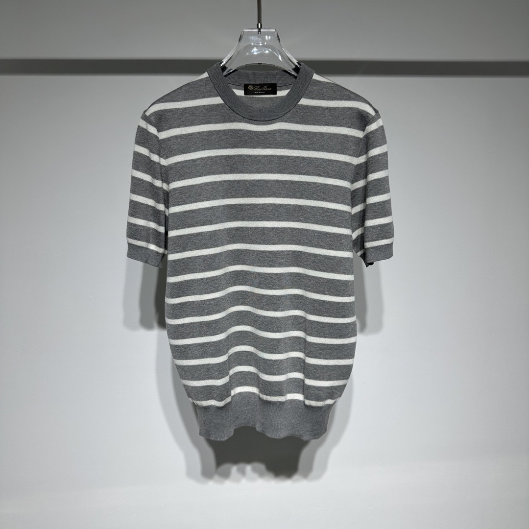 NO:817914,Loro Piana LP fashion casual round neck T-shirt!  !  Mercerized wool Tencel blended knitted short-sleeved, men's high-end mulberry silk wool contrast striped fashionable casual round neck short-sleeved sweater!  Trading company channels are scarce, and GW is on sale simultaneously!  The classic and ever-wearing sea shirt is a must-have versatile item for men in spring and summer. Whether you are doing business or traveling for leisure, it can switch between various styles for you, regardless of the occasion or body shape!  The blended material of 6 mulberry silk, 32 mercerized wool, 32 tencel and 30 comfortable elastic silk imported from customers is selected. The addition of mulberry silk injects soft luster and silky touch into the fabric. It has excellent skin-friendly properties and fits like a second layer of skin; mercerized sheep  After special treatment, the wool has a smooth surface, stronger gloss, soft hand feel, is not prone to shrinkage and pilling, has excellent warmth retention properties, and adds a crisp feel to the fabric; Tencel is made of coniferous tree pulp, which is soft and smooth, has strong moisture absorption and breathability.  It shows extremely high toughness in both dry and wet conditions, and has antibacterial, anti-mite, deodorizing and anti-static effects, providing the wearer with all-round comfort and care. The stretchy elastic fiber allows the clothes to fit more closely to the body curves and move freely, while maintaining the shape of the clothes, not easily deformed, and the quality is visible to the naked eye. EZ's design is always based on simplicity. Although there is no logo embellishment, you can always get its identity!  Matched with the classic two-color sea soul shirt, it is suitable for both inner and outer wear. A must-have for those who control fabrics and quality. With two colors to choose from, there is always a color that can impress you!  Model Color Black Blue Gray Size M-L-XL-XXL-3XL Refer to the size chart to choose the size that suits you!  M Shoulder width 43 Bust 102 Clothes length 67 Sleeve length 24 L Shoulder width 45 Bust 106 Clothes length 68 Sleeve length 25  piana,T-shirt,tees,t-shirt,19860909Loro Piana LP时装休闲圆领T恤！！丝光羊毛天丝混纺针织短袖,男士高端桑蚕丝羊毛撞色条纹时尚休闲圆领短袖针织衫！贸易公司渠道稀出,同步GW发售！经典且百穿不厌的海魂衫,男士春夏日必备的百搭神品,无论你是商务办公还是休闲出行,它都能随心所欲的为你切换各种风格完美不挑场合与身形！ 选用客供进口6桑蚕丝32丝光羊毛32天丝30舒弹丝混纺材质,桑蚕丝的加入,为面料注入了柔和的光泽与丝滑的触感,亲肤性极佳,仿佛第二层肌肤般贴合；丝光羊毛经过特殊处理后,表面光滑,光泽度更强,手感柔软,不易缩水和起球,保暖性能卓越,同时为面料增添了挺括感；天丝以针叶树木浆为原料,柔软顺滑,吸湿透气性强, 干湿状态下都展现出极高的韧性,还具备抑菌、防螨、除臭及防静电效果,为穿着者提供全方位的舒适呵护；舒弹丝的弹性纤维则让衣物更贴合身体曲线,活动自如,同时保持衣物的形状,不易变形,品质肉眼可见.EZ家的设计总是以简约为基调,虽然没有任何Logo点缀,但总是能Get到它的身份所在！搭配经典双色海魂衫配色,内搭外穿都适宜.面料与品控者必入,两色可选,总有一款颜色能够打动你！ 型号 颜色黑色 兰色 灰色 尺码M-L-XL-XXL-3XL 参考尺码表数据选择适合自己的尺码！ M 肩宽43胸围102衣长67袖长24 L 肩宽45胸围106衣长68袖长25 XL 肩宽47胸围110衣长69袖长25 XXL 肩宽49胸围114衣长70袖长26 3XL 肩宽51胸围118衣长71袖长26,女装,loro piana,loro piana,T-shirt,tees，t-shirt,,Women's clothing