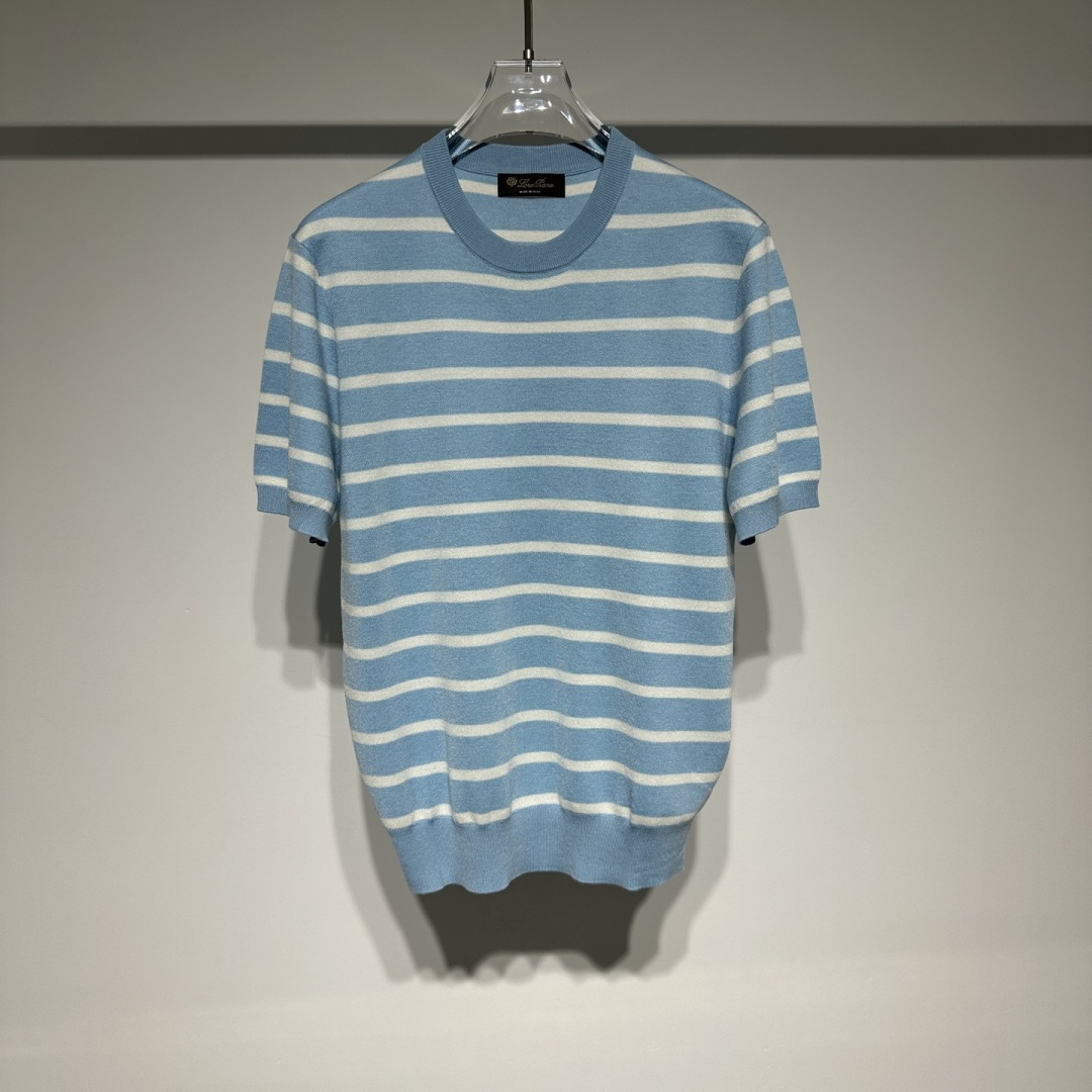 NO:817905,Loro Piana LP fashion casual round neck T-shirt!  !  Mercerized wool Tencel blended knitted short-sleeved, men's high-end mulberry silk wool contrast striped fashionable casual round neck short-sleeved sweater!  Trading company channels are scarce, and GW is on sale simultaneously!  The classic and ever-wearing sea shirt is a must-have versatile item for men in spring and summer. Whether you are doing business or traveling for leisure, it can switch between various styles for you, regardless of the occasion or body shape!  The blended material of 6 mulberry silk, 32 mercerized wool, 32 tencel and 30 comfortable elastic silk imported from customers is selected. The addition of mulberry silk injects soft luster and silky touch into the fabric. It has excellent skin-friendly properties and fits like a second layer of skin; mercerized sheep  After special treatment, the wool has a smooth surface, stronger gloss, soft hand feel, is not prone to shrinkage and pilling, has excellent warmth retention properties, and adds a crisp feel to the fabric; Tencel is made of coniferous tree pulp, which is soft and smooth, has strong moisture absorption and breathability.  It shows extremely high toughness in both dry and wet conditions, and has antibacterial, anti-mite, deodorizing and anti-static effects, providing the wearer with all-round comfort and care. The stretchy elastic fiber allows the clothes to fit more closely to the body curves and move freely, while maintaining the shape of the clothes, not easily deformed, and the quality is visible to the naked eye. EZ's design is always based on simplicity. Although there is no logo embellishment, you can always get its identity!  Matched with the classic two-color sea soul shirt, it is suitable for both inner and outer wear. A must-have for those who control fabrics and quality. With two colors to choose from, there is always a color that can impress you!  Model Color Black Blue Gray Size M-L-XL-XXL-3XL Refer to the size chart to choose the size that suits you!  M Shoulder width 43 Bust 102 Clothes length 67 Sleeve length 24 L Shoulder width 45 Bust 106 Clothes length 68 Sleeve length 25  piana,T-shirt,tees,t-shirt,19860909Loro Piana LP时装休闲圆领T恤！！丝光羊毛天丝混纺针织短袖,男士高端桑蚕丝羊毛撞色条纹时尚休闲圆领短袖针织衫！贸易公司渠道稀出,同步GW发售！经典且百穿不厌的海魂衫,男士春夏日必备的百搭神品,无论你是商务办公还是休闲出行,它都能随心所欲的为你切换各种风格完美不挑场合与身形！ 选用客供进口6桑蚕丝32丝光羊毛32天丝30舒弹丝混纺材质,桑蚕丝的加入,为面料注入了柔和的光泽与丝滑的触感,亲肤性极佳,仿佛第二层肌肤般贴合；丝光羊毛经过特殊处理后,表面光滑,光泽度更强,手感柔软,不易缩水和起球,保暖性能卓越,同时为面料增添了挺括感；天丝以针叶树木浆为原料,柔软顺滑,吸湿透气性强, 干湿状态下都展现出极高的韧性,还具备抑菌、防螨、除臭及防静电效果,为穿着者提供全方位的舒适呵护；舒弹丝的弹性纤维则让衣物更贴合身体曲线,活动自如,同时保持衣物的形状,不易变形,品质肉眼可见.EZ家的设计总是以简约为基调,虽然没有任何Logo点缀,但总是能Get到它的身份所在！搭配经典双色海魂衫配色,内搭外穿都适宜.面料与品控者必入,两色可选,总有一款颜色能够打动你！ 型号 颜色黑色 兰色 灰色 尺码M-L-XL-XXL-3XL 参考尺码表数据选择适合自己的尺码！ M 肩宽43胸围102衣长67袖长24 L 肩宽45胸围106衣长68袖长25 XL 肩宽47胸围110衣长69袖长25 XXL 肩宽49胸围114衣长70袖长26 3XL 肩宽51胸围118衣长71袖长26,女装,loro piana,loro piana,T-shirt,tees，t-shirt,,Women's clothing