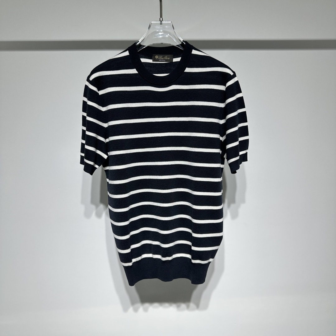 NO:817949,Loro Piana LP fashion casual round neck T-shirt!  !  Mercerized wool Tencel blended knitted short-sleeved, men's high-end mulberry silk wool contrast striped fashionable casual round neck short-sleeved sweater!  Trading company channels are scarce, and GW is on sale simultaneously!  The classic and ever-wearing sea shirt is a must-have versatile item for men in spring and summer. Whether you are doing business or traveling for leisure, it can switch between various styles for you, regardless of the occasion or body shape!  The blended material of 6 mulberry silk, 32 mercerized wool, 32 tencel and 30 comfortable elastic silk imported from customers is selected. The addition of mulberry silk injects soft luster and silky touch into the fabric. It has excellent skin-friendly properties and fits like a second layer of skin; mercerized sheep  After special treatment, the wool has a smooth surface, stronger gloss, soft hand feel, is not prone to shrinkage and pilling, has excellent warmth retention properties, and adds a crisp feel to the fabric; Tencel is made of coniferous tree pulp, which is soft and smooth, has strong moisture absorption and breathability.  It shows extremely high toughness in both dry and wet conditions, and has antibacterial, anti-mite, deodorizing and anti-static effects, providing the wearer with all-round comfort and care. The stretchy elastic fiber allows the clothes to fit more closely to the body curves and move freely, while maintaining the shape of the clothes, not easily deformed, and the quality is visible to the naked eye. EZ's design is always based on simplicity. Although there is no logo embellishment, you can always get its identity!  Matched with the classic two-color sea soul shirt, it is suitable for both inner and outer wear. A must-have for those who control fabrics and quality. With two colors to choose from, there is always a color that can impress you!  Model Color Black Blue Gray Size M-L-XL-XXL-3XL Refer to the size chart to choose the size that suits you!  M Shoulder width 43 Bust 102 Clothes length 67 Sleeve length 24 L Shoulder width 45 Bust 106 Clothes length 68 Sleeve length 25  piana,T-shirt,tees,t-shirt,19860909Loro Piana LP时装休闲圆领T恤！！丝光羊毛天丝混纺针织短袖,男士高端桑蚕丝羊毛撞色条纹时尚休闲圆领短袖针织衫！贸易公司渠道稀出,同步GW发售！经典且百穿不厌的海魂衫,男士春夏日必备的百搭神品,无论你是商务办公还是休闲出行,它都能随心所欲的为你切换各种风格完美不挑场合与身形！ 选用客供进口6桑蚕丝32丝光羊毛32天丝30舒弹丝混纺材质,桑蚕丝的加入,为面料注入了柔和的光泽与丝滑的触感,亲肤性极佳,仿佛第二层肌肤般贴合；丝光羊毛经过特殊处理后,表面光滑,光泽度更强,手感柔软,不易缩水和起球,保暖性能卓越,同时为面料增添了挺括感；天丝以针叶树木浆为原料,柔软顺滑,吸湿透气性强, 干湿状态下都展现出极高的韧性,还具备抑菌、防螨、除臭及防静电效果,为穿着者提供全方位的舒适呵护；舒弹丝的弹性纤维则让衣物更贴合身体曲线,活动自如,同时保持衣物的形状,不易变形,品质肉眼可见.EZ家的设计总是以简约为基调,虽然没有任何Logo点缀,但总是能Get到它的身份所在！搭配经典双色海魂衫配色,内搭外穿都适宜.面料与品控者必入,两色可选,总有一款颜色能够打动你！ 型号 颜色黑色 兰色 灰色 尺码M-L-XL-XXL-3XL 参考尺码表数据选择适合自己的尺码！ M 肩宽43胸围102衣长67袖长24 L 肩宽45胸围106衣长68袖长25 XL 肩宽47胸围110衣长69袖长25 XXL 肩宽49胸围114衣长70袖长26 3XL 肩宽51胸围118衣长71袖长26,女装,loro piana,loro piana,T-shirt,tees，t-shirt,,Women's clothing