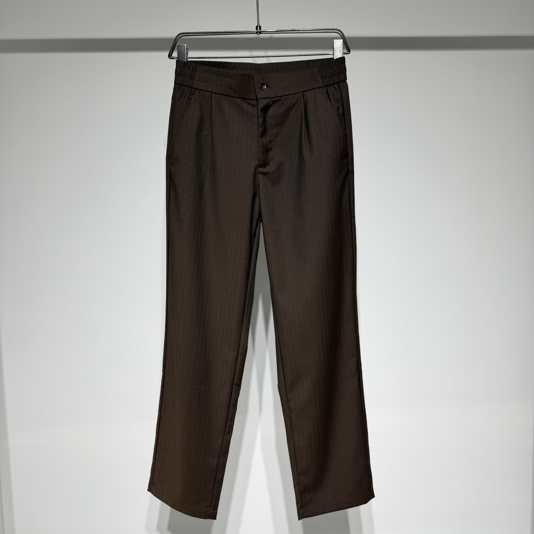 NO:818123,Loro Piana LP Nuoyou Piana fashionable casual pants!  The fabric is made of 68% polyester fiber, 29% viscose fiber and 3% spandex. It is specially created for men who pursue the ultimate quality and fashionable style!  Metal button brand logo engraving reflects the high-end value!  The waistband is elasticated for comfort and comfort!  The fabric material is comfortable, soft and breathable, and the simple and fashionable lapel design is neat and stylish, showing an elegant style. It is full of old money style, showing a luxurious charm in a low-key manner, and is suitable for leisure and commuting. You will enjoy the elegant style when you buy it. Only the highest quality and rarest natural materials are selected, such as exclusive purchasing, which is rare and expensive!  The brand has a century-old heritage of craftsmanship, and each product is uniquely handmade. The superb craftsmanship and superb technology ensure the high quality of the products. It pays attention to details and design, and pursues a simple and elegant appearance. Each product is carefully crafted to show elegant taste!  Model Color Brown Khaki Size 29-30-31-32-33-34-36 31 waist 38. hips 50. pants length 103. Refer to the 31 size chart to choose the size that suits you!  ,men's clothing,loro piana,loro piana,19860909Loro Piana LP诺悠翩雅时装休闲裤！面料采用68聚酯纤维 29粘胶纤维3氨纶材质专为追求极致品质与时尚格调的男士打造！ 金属纽扣品牌logo雕刻高级感价值的体现！腰头采用松紧设计舒适有度！ 面料材质舒适柔软透气,简约大气时尚翻领设计利落有型,尽显优雅格调.老钱风十足,低调中流露奢华韵味,休闲通勤皆相宜.入手即享高雅风范. 只选择最优质、最稀缺的天然材料,如独家采购稀少而昂贵！ 品牌拥有百年技艺传承,每一件产品都经过独特的手工制作.高超的工艺和精湛的技术保证了 产品的高品质. 注重细节和设计,追求简洁而优雅的外观.每一款产品都经过精心雕琢,彰显高雅品味！ 型号 颜色咖色 卡其 尺码29-30-31-32-33-34-36 31腰围38.臀围50.裤长103 参考31尺码表数据选择适合自己的尺码！,男装,loro piana,loro piana,,Women's clothing