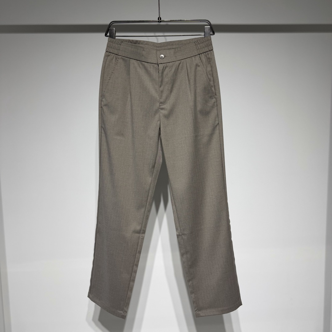 NO:818136,Loro Piana LP Nuoyou Piana fashionable casual pants!  The fabric is made of 68% polyester fiber, 29% viscose fiber and 3% spandex. It is specially created for men who pursue the ultimate quality and fashionable style!  Metal button brand logo engraving reflects the high-end value!  The waistband is elasticated for comfort and comfort!  The fabric material is comfortable, soft and breathable, and the simple and fashionable lapel design is neat and stylish, showing an elegant style. It is full of old money style, showing a luxurious charm in a low-key manner, and is suitable for leisure and commuting. You will enjoy the elegant style when you buy it. Only the highest quality and rarest natural materials are selected, such as exclusive purchasing, which is rare and expensive!  The brand has a century-old heritage of craftsmanship, and each product is uniquely handmade. The superb craftsmanship and superb technology ensure the high quality of the products. It pays attention to details and design, and pursues a simple and elegant appearance. Each product is carefully crafted to show elegant taste!  Model Color Brown Khaki Size 29-30-31-32-33-34-36 31 waist 38. hips 50. pants length 103. Refer to the 31 size chart to choose the size that suits you!  ,men's clothing,loro piana,loro piana,19860909Loro Piana LP诺悠翩雅时装休闲裤！面料采用68聚酯纤维 29粘胶纤维3氨纶材质专为追求极致品质与时尚格调的男士打造！ 金属纽扣品牌logo雕刻高级感价值的体现！腰头采用松紧设计舒适有度！ 面料材质舒适柔软透气,简约大气时尚翻领设计利落有型,尽显优雅格调.老钱风十足,低调中流露奢华韵味,休闲通勤皆相宜.入手即享高雅风范. 只选择最优质、最稀缺的天然材料,如独家采购稀少而昂贵！ 品牌拥有百年技艺传承,每一件产品都经过独特的手工制作.高超的工艺和精湛的技术保证了 产品的高品质. 注重细节和设计,追求简洁而优雅的外观.每一款产品都经过精心雕琢,彰显高雅品味！ 型号 颜色咖色 卡其 尺码29-30-31-32-33-34-36 31腰围38.臀围50.裤长103 参考31尺码表数据选择适合自己的尺码！,男装,loro piana,loro piana,,Women's clothing