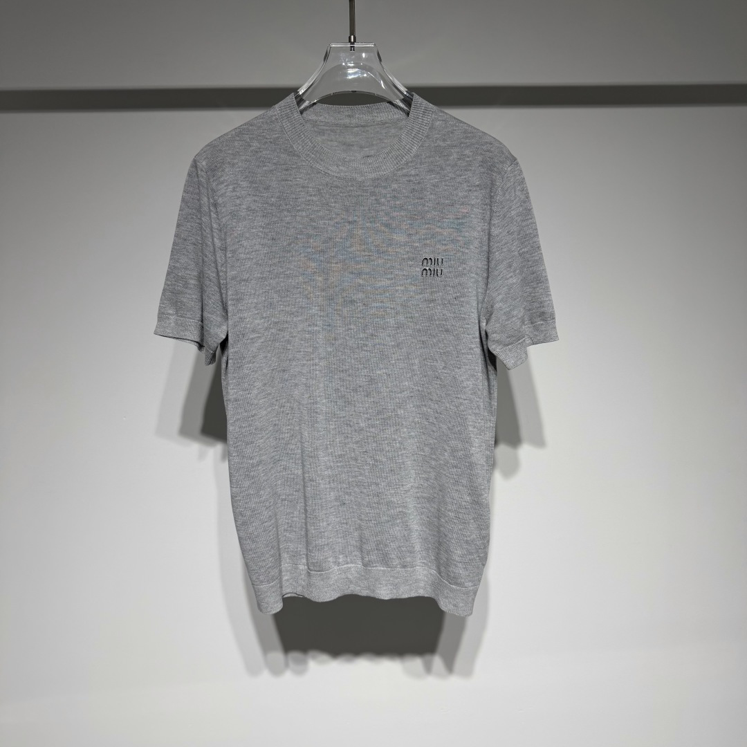 NO:817936,MIUMIU Fashionable casual round neck knitted short-sleeved T-shirt!  Selected high-quality linen lyocell fabric, knitted fabric is soft, skin-friendly and breathable!  Refreshing and simple old money style brand logo three-dimensional embroidery technology!  Both men and women can get it and start a fashionable couple style with their loved ones to start a journey of retro trends. Miu Miu mainly targets young, independent and self-pursuing fashion consumers. These people pay attention to the combination of quality and fashion, like to try new things, and pursue personality and self-expression. It is through its unique design concept and fashion style that Miu Miu has attracted the attention of this group and has become one of the indispensable brands in their wardrobes!  Style No. Color Black Gray Size M-L-XL-XXL-XXXL M shoulder width 44. Bust 52. Clothes length 66. Refer to the M size data to choose the size that suits you!  ,miumiu-clothing,miumiu,T-shirt,tees,t-shirt,19860909MIUMIU 缪缪时尚休闲圆领针织短袖T恤！ 精选亚麻莱赛尔高品面料,针织面料柔软亲肤透气性好！清爽简约老钱风品牌logo立体绣花工艺！ 男女均可驾驭赶快入手与爱人一起演绎时尚情侣范,开启复古潮流之旅. 缪缪主要针对的是年轻、独立、有自我追求的时尚消费者.这些人群注重品质与时尚的结合,喜欢尝试新鲜事物,追求个性与自我表达.缪缪正是通过其独特的设计 理念和时尚风格,吸引了这一群体的目光,成为了他们衣橱中不可或缺的品牌之一！ 款号 颜色 黑色 灰色 尺码 M-L-XL-XXL-XXXL M肩宽44.胸围52.衣长66 参考M尺寸数据选择合适自己的尺码！,缪缪-服装,miumiu,T-shirt,tees，t-shirt,,Women's clothing