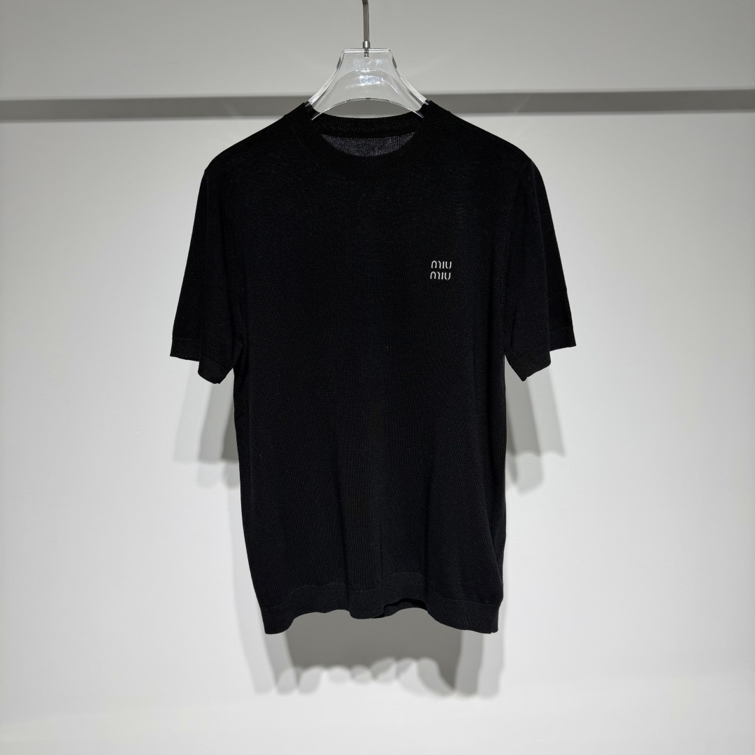 NO:817926,MIUMIU Fashionable casual round neck knitted short-sleeved T-shirt!  Selected high-quality linen lyocell fabric, knitted fabric is soft, skin-friendly and breathable!  Refreshing and simple old money style brand logo three-dimensional embroidery technology!  Both men and women can get it and start a fashionable couple style with their loved ones to start a journey of retro trends. Miu Miu mainly targets young, independent and self-pursuing fashion consumers. These people pay attention to the combination of quality and fashion, like to try new things, and pursue personality and self-expression. It is through its unique design concept and fashion style that Miu Miu has attracted the attention of this group and has become one of the indispensable brands in their wardrobes!  Style No. Color Black Gray Size M-L-XL-XXL-XXXL M shoulder width 44. Bust 52. Clothes length 66. Refer to the M size data to choose the size that suits you!  ,miumiu-clothing,miumiu,T-shirt,tees,t-shirt,19860909MIUMIU 缪缪时尚休闲圆领针织短袖T恤！ 精选亚麻莱赛尔高品面料,针织面料柔软亲肤透气性好！清爽简约老钱风品牌logo立体绣花工艺！ 男女均可驾驭赶快入手与爱人一起演绎时尚情侣范,开启复古潮流之旅. 缪缪主要针对的是年轻、独立、有自我追求的时尚消费者.这些人群注重品质与时尚的结合,喜欢尝试新鲜事物,追求个性与自我表达.缪缪正是通过其独特的设计 理念和时尚风格,吸引了这一群体的目光,成为了他们衣橱中不可或缺的品牌之一！ 款号 颜色 黑色 灰色 尺码 M-L-XL-XXL-XXXL M肩宽44.胸围52.衣长66 参考M尺寸数据选择合适自己的尺码！,缪缪-服装,miumiu,T-shirt,tees，t-shirt,,Women's clothing