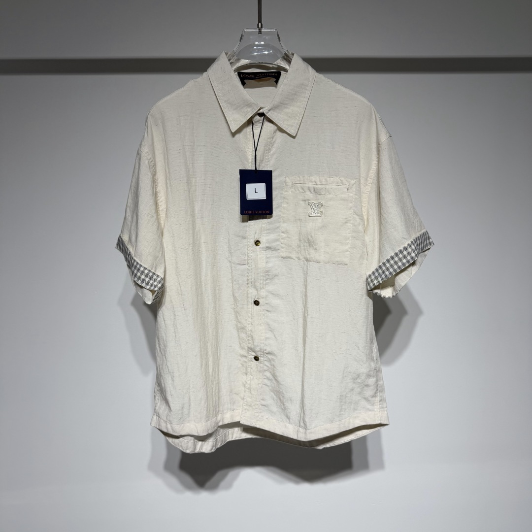 NO:817990,Louis Vuitton Louis Vuitton fashion casual short-sleeved shirt and shorts set is here!  A sense of luxury captured at a glance!  The long-staple cotton and linen blended fabric is cool, breathable and not sweaty, a perfect fusion of comfort and practicality!  It couldn't be more comfortable to wear in summer~ The black plaid stitching and cuffing on the cuffs and pants are so eye-catching!  A very handsome and lazy outfit!  The high-end black and off-white color is low-key, luxurious, restrained, elegant and generous!  The loose-fitting shirt has three-dimensional embroidery with natural color thread and the LV-logo is faintly visible!  The waistband of the shorts has an elastic design, drawstring jacquard craftsmanship, and calfskin branding to enhance the brand's retro feel!  LV has always adhered to the spirit of excellent quality and innovation. The brand pays attention to the details and craftsmanship of its products, using high-quality materials and exquisite production techniques to ensure that each product can meet the highest quality standards. At the same time, LV also continuously introduces new designs and products to meet the changing needs and tastes of consumers!  With its classic design, exquisite craftsmanship and innovative spirit, it has become one of the most influential luxury brands in the world and continues to lead fashion trends!  !  Don’t split a set!  Model Cover Color Black Beige Size M-L-XL-XXL-XXXL L Shoulder Width 56. Bust 64. Clothes Length 73 L Waist 38. Hips 55. Pants Length 54 Refer to the L size chart to choose the size that suits you!  ,Louis Vuitton-clothing,louis vuitton,louis vuitton,louis vuitton,shorts,shirts,T-shirt,cowhide,19860909Louis Vuitton 路易威登时装休闲短袖衬衫搭配短裤套装来啦！ 一眼沦陷的高级感！长绒棉麻混纺面料,自带凉感透气不闷汗,舒适和实用的完美融合！夏天穿再舒服不过～ 袖口裤边黑格子拼接翻边点缀超吸睛！ 非常帅气慵懒的一套！高级的黑色米白系低调奢华内敛气质优雅大方！ 衬衫宽松版型本色线立体刺绣LV-logo隐约可见！ 短裤腰头松紧设计抽绳提花工艺、小牛皮牌加持品牌复古感拉满！ LV始终秉持着卓越的品质和创新的精神.品牌注重产品的细节和工艺,采用高品质的材料和精湛的制作工艺, 确保每一件产品都能达到最高的品质标准.同时,LV也不断推出新的设计和产品,以满足消费者不断变化的需求和品味！ 以其经典设计、精湛工艺和创新精神,成为全球最具影响力的奢侈品牌之一,持续引领时尚潮流！！ 一套不拆分！ 型号套 颜色黑色 米色 尺码M-L-XL-XXL-XXXL L肩宽56.胸围64.衣长73 L腰围38.臀围55.裤长54 参考L尺码表数据选择适合自己的尺寸！,路易威登-服装,louis vuitton,louis vuitton,louis vuitton,shorts,shirts,T-shirt,cowhide,,Women's clothing