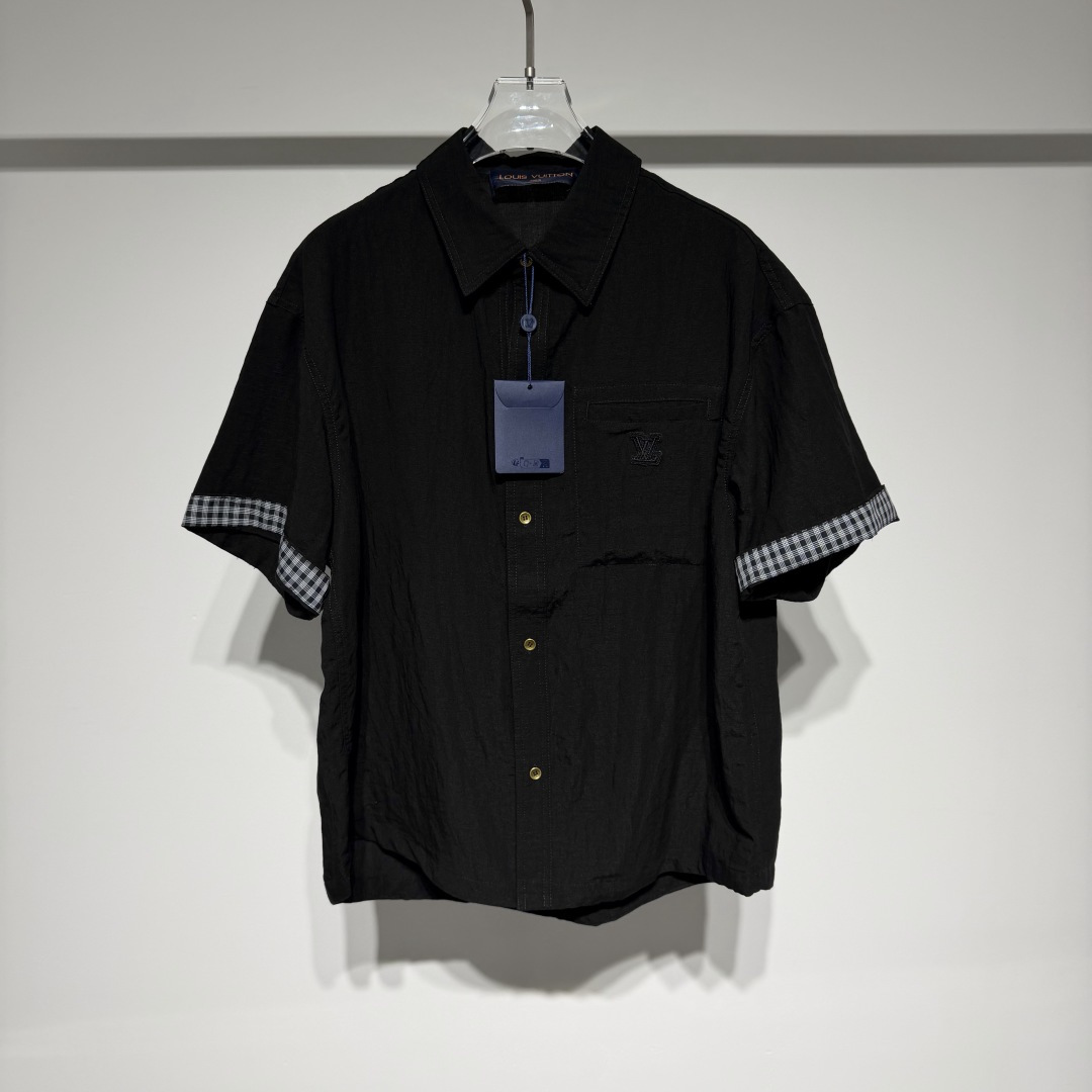 NO:817966,Louis Vuitton Louis Vuitton fashion casual short-sleeved shirt and shorts set is here!  A sense of luxury captured at a glance!  The long-staple cotton and linen blended fabric is cool, breathable and not sweaty, a perfect fusion of comfort and practicality!  It couldn't be more comfortable to wear in summer~ The black plaid stitching and cuffing on the cuffs and pants are so eye-catching!  A very handsome and lazy outfit!  The high-end black and off-white color is low-key, luxurious, restrained, elegant and generous!  The loose-fitting shirt has three-dimensional embroidery with natural color thread and the LV-logo is faintly visible!  The waistband of the shorts has an elastic design, drawstring jacquard craftsmanship, and calfskin branding to enhance the brand's retro feel!  LV has always adhered to the spirit of excellent quality and innovation. The brand pays attention to the details and craftsmanship of its products, using high-quality materials and exquisite production techniques to ensure that each product can meet the highest quality standards. At the same time, LV also continuously introduces new designs and products to meet the changing needs and tastes of consumers!  With its classic design, exquisite craftsmanship and innovative spirit, it has become one of the most influential luxury brands in the world and continues to lead fashion trends!  !  Don’t split a set!  Model Color Black Beige Size M-L-XL-XXL-XXXL L Shoulder Width 56. Bust 64. Clothes Length 73 L Waist 38. Hips 55. Pants Length 54 Refer to the L size chart to choose the size that suits you!  ,Louis Vuitton-clothing,louis vuitton,louis vuitton,louis vuitton,shorts,shirts,T-shirt,cowhide,19860909Louis Vuitton 路易威登时装休闲短袖衬衫搭配短裤套装来啦！ 一眼沦陷的高级感！长绒棉麻混纺面料,自带凉感透气不闷汗,舒适和实用的完美融合！夏天穿再舒服不过～ 袖口裤边黑格子拼接翻边点缀超吸睛！ 非常帅气慵懒的一套！高级的黑色米白系低调奢华内敛气质优雅大方！ 衬衫宽松版型本色线立体刺绣LV-logo隐约可见！ 短裤腰头松紧设计抽绳提花工艺、小牛皮牌加持品牌复古感拉满！ LV始终秉持着卓越的品质和创新的精神.品牌注重产品的细节和工艺,采用高品质的材料和精湛的制作工艺, 确保每一件产品都能达到最高的品质标准.同时,LV也不断推出新的设计和产品,以满足消费者不断变化的需求和品味！ 以其经典设计、精湛工艺和创新精神,成为全球最具影响力的奢侈品牌之一,持续引领时尚潮流！！ 一套不拆分！ 型号 颜色黑色 米色 尺码M-L-XL-XXL-XXXL L肩宽56.胸围64.衣长73 L腰围38.臀围55.裤长54 参考L尺码表数据选择适合自己的尺寸！,路易威登-服装,louis vuitton,louis vuitton,louis vuitton,shorts,shirts,T-shirt,cowhide,,Women's clothing