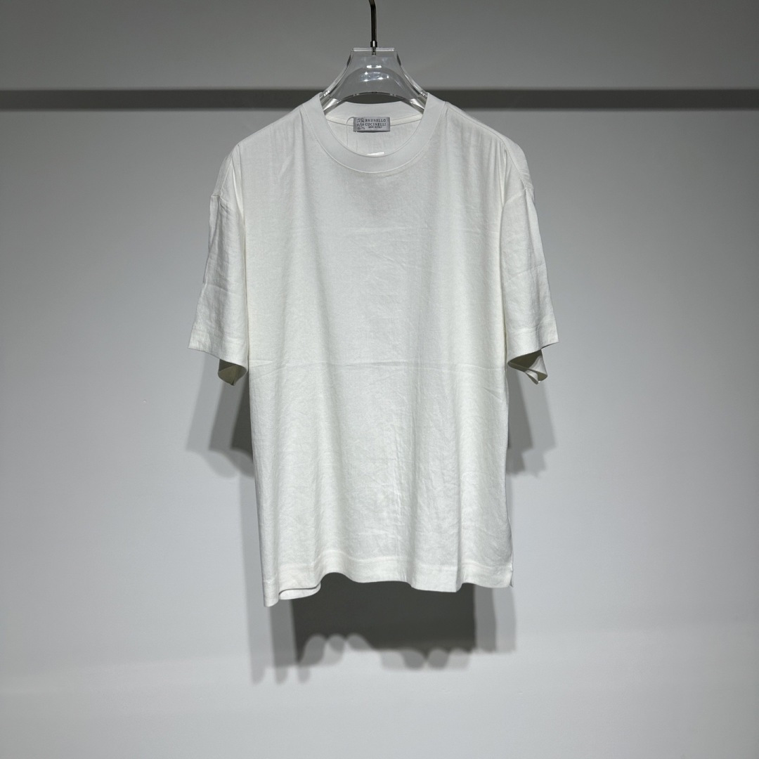 NO:818911,Brunello Cucinelli BC has a fashionable and casual round-neck short-sleeved design, and the linen blend is comfortable and breathable. It is fashionable and comfortable and has a neat fit. The hemp fabric is natural and environmentally friendly, breathable and antibacterial. Whether it is business casual or daily outings, you can show your unique taste!  !  The custom-made light and exclusive fabrics are comfortable and breathable, and the old money style is perfectly grasped. The retro high-end lazy feeling is classic and timeless, versatile and fashionable for boys, full of French style ~ top luxury goods ~ low-key luxury ~ low-key comfort, simple elegance!  And the dyes used are all harmless plant dyes!  !  BC is the most popular old money style outfit at the moment. It has always been loved by many old money for its texture and design. When you put on BC, you will immediately feel calm, confident and relaxed!  It is not too gorgeous but very simple and comfortable. But it adds very exquisite lifestyle products, giving people a rich and fulfilling feeling. Model Color Black White Green Size M-L-XL-XXL-XXXL Please refer to the size chart to choose the size that suits you!  ,men's clothing,brunello cucinelli,T-shirt,19860909BrunelloCucinelli 布鲁内诺库奇内利 BC时尚休闲圆领短袖设计,亚麻混纺舒适透气.时尚又舒适版型利落.汉麻面料天然环保,透气抑菌,无论是商务休闲还是日常出街,都能展现独特品味！！ 定制轻薄专属面料舒适透气,老钱风狠狠拿捏.复古高级慵懒感经典不过时,男生穿百搭又时髦,法式风情拉满~ 顶级奢侈品~低调的奢华~低调舒适、简约优雅！ 而且所用的染料都是无害植物染料！！ BC是当下最火的老钱风穿搭,一直以质感和设计被许多老钱喜爱,穿上BC立即就有一种从容自信和松弛感气质在！ 没有过多华丽反而很简约舒服.但是增加了很精致的生活风格类的产品,让人有一种很丰富充实的感觉.  型号 颜色黑色 白色 绿色 尺码M-L-XL-XXL-XXXL 参考尺码表数据选择适合自己的尺寸！,男装,brunello cucinelli,T-shirt,,Women's clothing