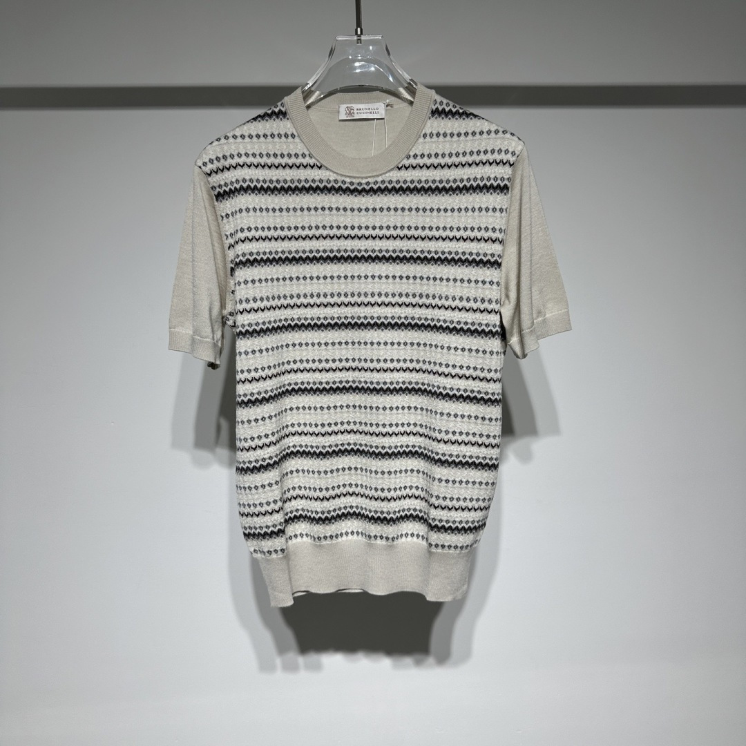 NO:818875,Brunello Cucinelli Top luxury goods ~ low-key luxury ~ low-key comfort, simple elegance!  An awesome short-sleeved sweater for us men!  The white background color with gray pattern is simple and fashionable. Its fabric is even more outstanding!  It contains 6 mulberry silk, which feels silky and skin-friendly; 32 mercerized wool, which is soft, warm and has a high-end texture; 32 blue crystal Tencel, which brings a cool and breathable feeling; and 30 Shu elastic silk, which is comfortable and elastic to wear and can move freely without restraint. There is a suitable one for all body types. Whether it is for daily outings, business occasions or casual gatherings, wear it to easily show your masculine charm. It is both fashionable and comfortable. Pick it up quickly, and you will not have to worry about selling it when you get it back. Model Color Khaki  Sizes M-L-XL-XXL-XXXL Refer to the size chart to choose the size that suits you!  ,men's clothing,brunello cucinelli,sweaters,T-shirt,19860909BrunelloCucinelli 布鲁内诺库奇内利 顶级奢侈品~低调的奢华~低调舒适、简约优雅！ 给咱男士们带来一款超绝短袖毛衣！ 白色底色搭配灰色花纹款,简约又时尚.  它的面料更是一绝！含有6桑蚕丝,触感丝滑亲肤；32丝光羊毛,柔软保暖且质感高级；32蓝晶天丝,带来清凉透气感；还有30舒弹丝,穿着舒适有弹性,活动自如无束缚.  各种身材都能找到合适的.无论是日常出街、商务场合还是休闲聚会,穿上它,轻松展现男士魅力,时尚与舒适兼备,赶紧拿起来吧,拿货回去不愁卖 型号 颜色卡其 尺码M-L-XL-XXL-XXXL 参考尺码表数据选择适合自己的尺寸！,男装,brunello cucinelli,sweaters,T-shirt,,Women's clothing