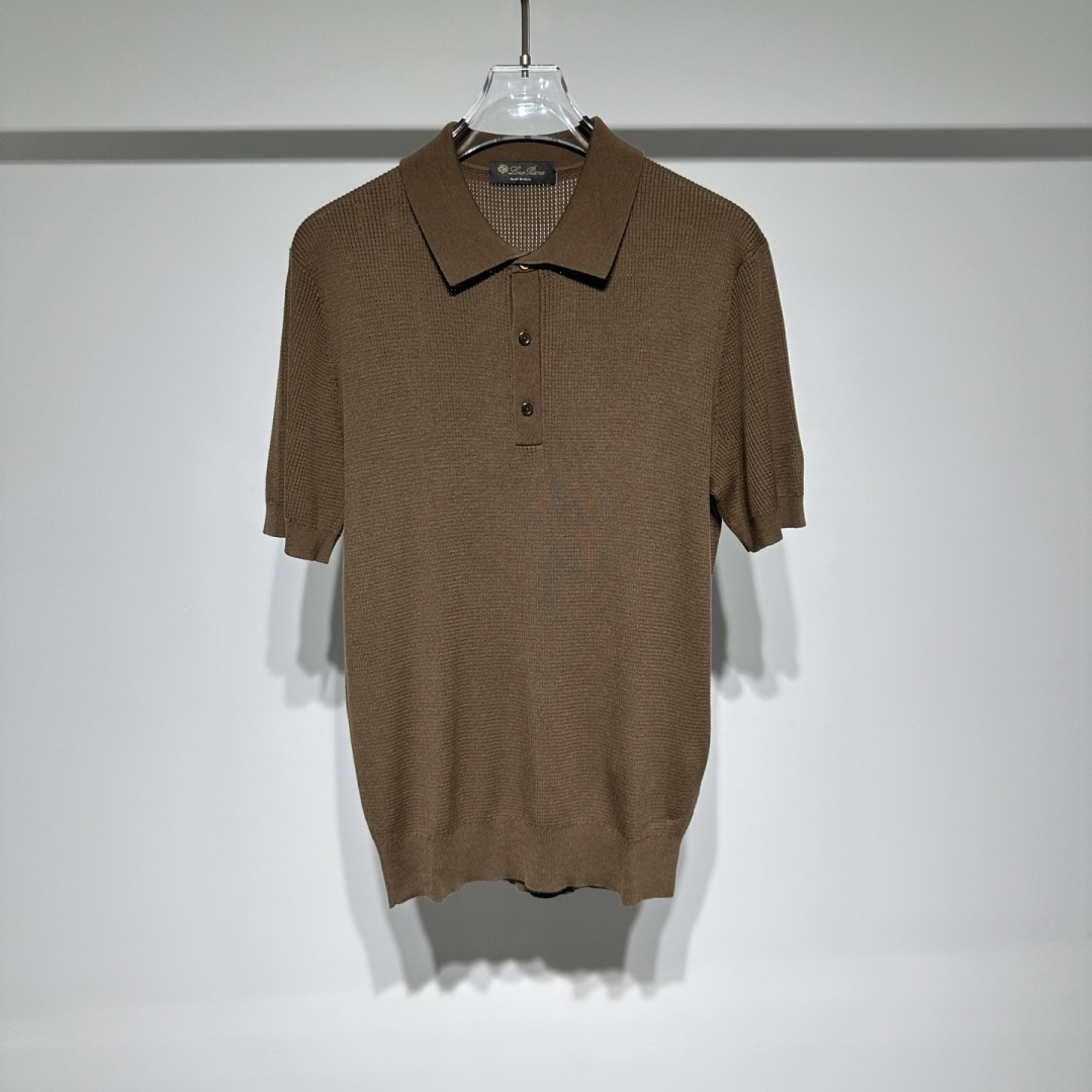 NO:818857,Loro Piana LP fashion casual round neck knitted T-shirt is the best choice for cool summer!  This polo short-sleeved woolen T-shirt combines 6 mulberry silk, 32 mercerized wool, 32 Tencel and 30 Shu elastic silk, with high quality texture. The unique 22 pit strip weaving method creates unique large holes, which is breathable and not stuffy, and is very suitable for summer wear!  !  At the same time, it also forms a unique fashion style in appearance. The classic polo collar is simple and fashionable. It can be easily controlled whether it is a casual stroll or a light business occasion, bringing you a wearing experience that is both comfortable and elegant!  !  Customers supply accessories and customers supply imported high-end fabrics!  !  The texture is very delicate, the details are exquisite and the craftsmanship is exquisite. It is a highly fashionable item. It can be matched with any fashion. The shape is super good. It is a must-have item for trendy men!  !  Select only the highest quality and rarest natural materials, such as exclusive sourcing which are rare and expensive!  The brand has a century-old heritage of craftsmanship, and each product is uniquely handmade. The superb craftsmanship and superb technology ensure the high quality of the products. It pays attention to details and design, and pursues a simple and elegant appearance. Each product is carefully crafted to show elegant taste!  Model Color Black White Brown Size M-L-XL-XXL-XXXL Please refer to the size chart to choose the size that suits you!  ,men's clothing,loro piana,loro piana,T-shirt,tees,t-shirt,19860909Loro Piana LP时装休闲圆领针织T恤夏日清凉优选！这款 polo 短袖毛织 T 恤,融合 6桑蚕丝、32丝光羊毛、32天丝与 30舒弹丝,质感上乘.独特的22坑条挑孔织法,打造独特大孔洞,透气不闷热,非常适合夏季穿着！！ 同时在外观上又形成独特时尚风格.经典 polo 领,简约又时尚,无论是休闲漫步还是轻商务场合,都能轻松驾驭,为你带来舒适与风度兼具的穿着体验！！ 客供辅料,客供进口高档面料！！ 质感非常细腻,细节工艺精湛考究,塑造性极高的一款单品,任何时装都可以搭配,版型超级好 潮男必备单品 ！！ 只选择最优质、最稀缺的天然材料,如独家采购稀少而昂贵！ 品牌拥有百年技艺传承,每一件产品都经过独特的手工制作.高超的工艺和精湛的技术保证了 产品的高品质. 注重细节和设计,追求简洁而优雅的外观.每一款产品都经过精心雕琢,彰显高雅品味！ 型号 颜色黑色 白色 咖色 尺码M-L-XL-XXL-XXXL 参考尺码表数据选择适合自己的尺码！,男装,loro piana,loro piana,T-shirt,tees，t-shirt,,Women's clothing