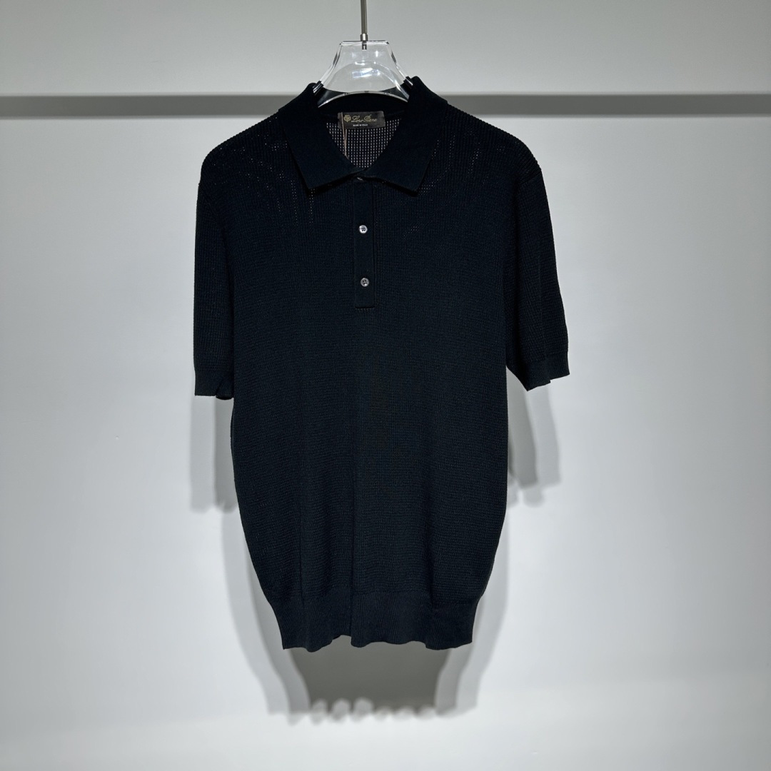 NO:818842,Loro Piana LP fashion casual round neck knitted T-shirt is the best choice for cool summer!  This polo short-sleeved woolen T-shirt combines 6 mulberry silk, 32 mercerized wool, 32 Tencel and 30 Shu elastic silk, with high quality texture. The unique 22 pit strip weaving method creates unique large holes, which is breathable and not stuffy, and is very suitable for summer wear!  !  At the same time, it also forms a unique fashion style in appearance. The classic polo collar is simple and fashionable. It can be easily controlled whether it is a casual stroll or a light business occasion, bringing you a wearing experience that is both comfortable and elegant!  !  Customers supply accessories and customers supply imported high-end fabrics!  !  The texture is very delicate, the details are exquisite and the craftsmanship is exquisite. It is a highly fashionable item. It can be matched with any fashion. The shape is super good. It is a must-have item for trendy men!  !  Select only the highest quality and rarest natural materials, such as exclusive sourcing which are rare and expensive!  The brand has a century-old heritage of craftsmanship, and each product is uniquely handmade. The superb craftsmanship and superb technology ensure the high quality of the products. It pays attention to details and design, and pursues a simple and elegant appearance. Each product is carefully crafted to show elegant taste!  Model Color Black White Brown Size M-L-XL-XXL-XXXL Please refer to the size chart to choose the size that suits you!  ,men's clothing,loro piana,loro piana,T-shirt,tees,t-shirt,19860909Loro Piana LP时装休闲圆领针织T恤夏日清凉优选！这款 polo 短袖毛织 T 恤,融合 6桑蚕丝、32丝光羊毛、32天丝与 30舒弹丝,质感上乘.独特的22坑条挑孔织法,打造独特大孔洞,透气不闷热,非常适合夏季穿着！！ 同时在外观上又形成独特时尚风格.经典 polo 领,简约又时尚,无论是休闲漫步还是轻商务场合,都能轻松驾驭,为你带来舒适与风度兼具的穿着体验！！ 客供辅料,客供进口高档面料！！ 质感非常细腻,细节工艺精湛考究,塑造性极高的一款单品,任何时装都可以搭配,版型超级好 潮男必备单品 ！！ 只选择最优质、最稀缺的天然材料,如独家采购稀少而昂贵！ 品牌拥有百年技艺传承,每一件产品都经过独特的手工制作.高超的工艺和精湛的技术保证了 产品的高品质. 注重细节和设计,追求简洁而优雅的外观.每一款产品都经过精心雕琢,彰显高雅品味！ 型号 颜色黑色 白色 咖色 尺码M-L-XL-XXL-XXXL 参考尺码表数据选择适合自己的尺码！,男装,loro piana,loro piana,T-shirt,tees，t-shirt,,Women's clothing