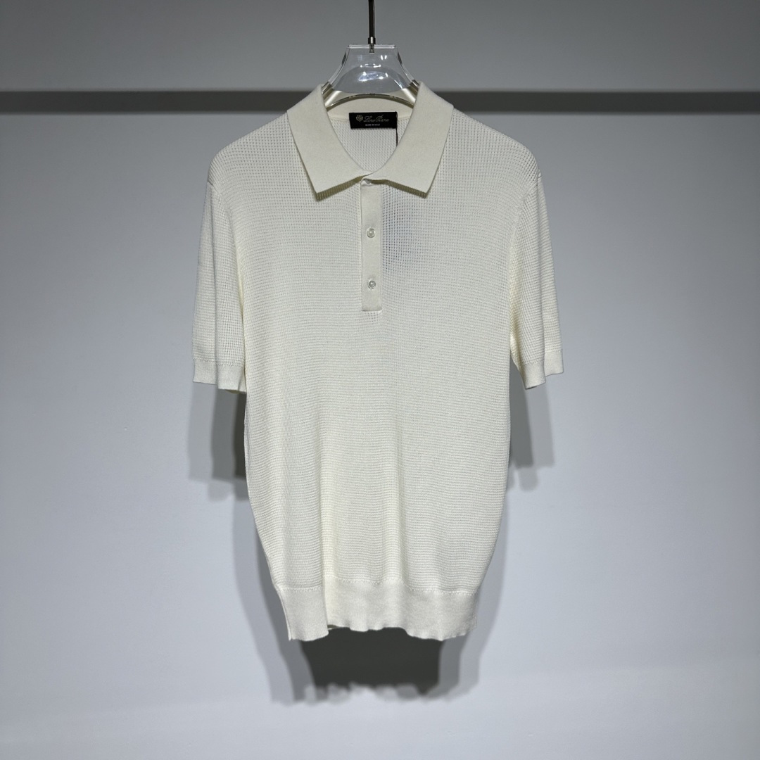NO:818829,Loro Piana LP fashion casual round neck knitted T-shirt is the best choice for cool summer!  This polo short-sleeved woolen T-shirt combines 6 mulberry silk, 32 mercerized wool, 32 Tencel and 30 Shu elastic silk, with high quality texture. The unique 22 pit strip weaving method creates unique large holes, which is breathable and not stuffy, and is very suitable for summer wear!  !  At the same time, it also forms a unique fashion style in appearance. The classic polo collar is simple and fashionable. It can be easily controlled whether it is a casual stroll or a light business occasion, bringing you a wearing experience that is both comfortable and elegant!  !  Customers supply accessories and customers supply imported high-end fabrics!  !  The texture is very delicate, the details are exquisite and the craftsmanship is exquisite. It is a highly fashionable item. It can be matched with any fashion. The shape is super good. It is a must-have item for trendy men!  !  Select only the highest quality and rarest natural materials, such as exclusive sourcing which are rare and expensive!  The brand has a century-old heritage of craftsmanship, and each product is uniquely handmade. The superb craftsmanship and superb technology ensure the high quality of the products. It pays attention to details and design, and pursues a simple and elegant appearance. Each product is carefully crafted to show elegant taste!  Model Color Black White Brown Size M-L-XL-XXL-XXXL Please refer to the size chart to choose the size that suits you!  ,men's clothing,loro piana,loro piana,T-shirt,tees,t-shirt,19860909Loro Piana LP时装休闲圆领针织T恤夏日清凉优选！这款 polo 短袖毛织 T 恤,融合 6桑蚕丝、32丝光羊毛、32天丝与 30舒弹丝,质感上乘.独特的22坑条挑孔织法,打造独特大孔洞,透气不闷热,非常适合夏季穿着！！ 同时在外观上又形成独特时尚风格.经典 polo 领,简约又时尚,无论是休闲漫步还是轻商务场合,都能轻松驾驭,为你带来舒适与风度兼具的穿着体验！！ 客供辅料,客供进口高档面料！！ 质感非常细腻,细节工艺精湛考究,塑造性极高的一款单品,任何时装都可以搭配,版型超级好 潮男必备单品 ！！ 只选择最优质、最稀缺的天然材料,如独家采购稀少而昂贵！ 品牌拥有百年技艺传承,每一件产品都经过独特的手工制作.高超的工艺和精湛的技术保证了 产品的高品质. 注重细节和设计,追求简洁而优雅的外观.每一款产品都经过精心雕琢,彰显高雅品味！ 型号 颜色黑色 白色 咖色 尺码M-L-XL-XXL-XXXL 参考尺码表数据选择适合自己的尺码！,男装,loro piana,loro piana,T-shirt,tees，t-shirt,,Women's clothing