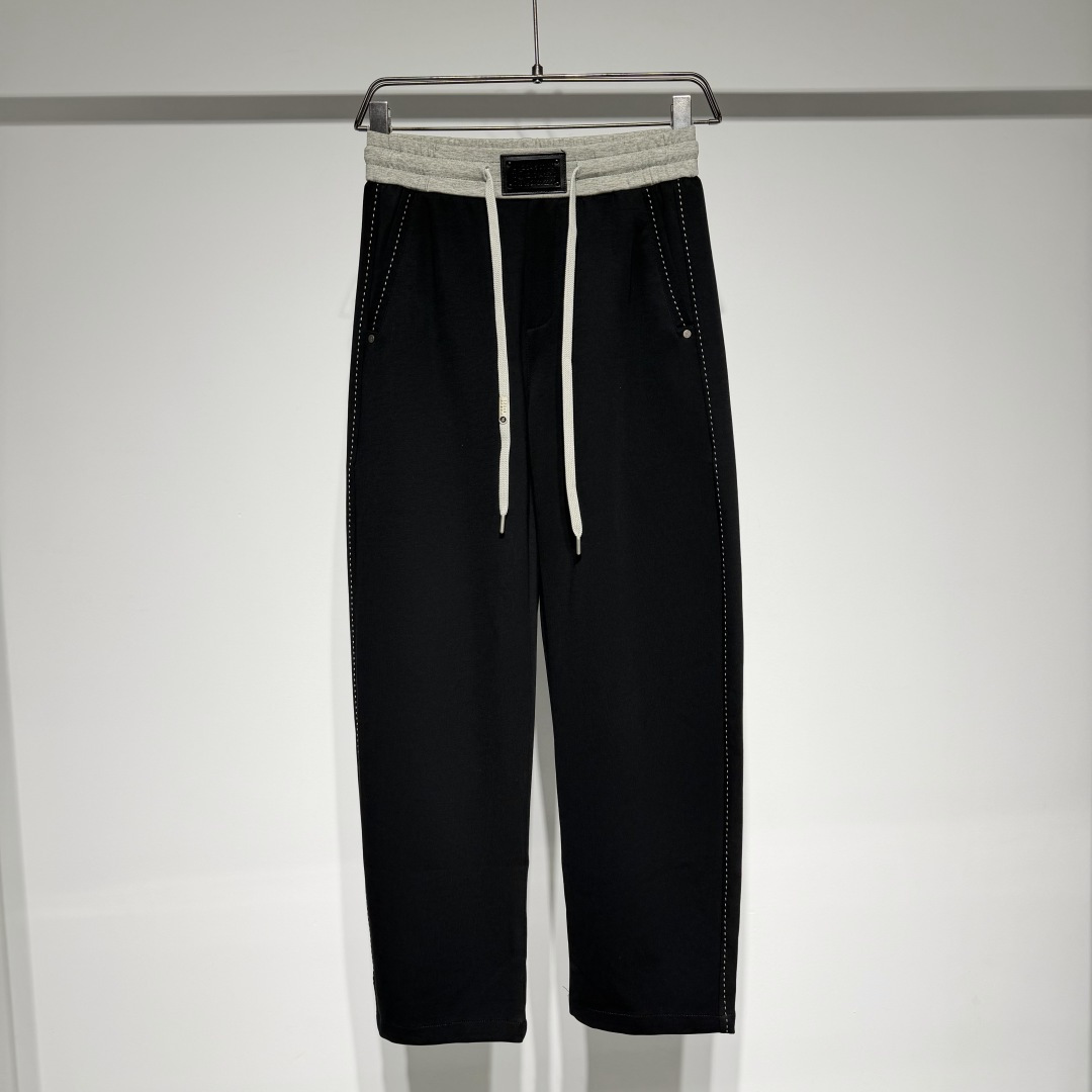 NO:818806,Martin Margiela Martin Margiela fashionable sports casual pants!  The fabric is washed with moderate thickness and the craftsmanship is very creative and three-dimensional. The waistband has an elastic drawstring design and the waistband is PU leather branded with digital printing, which is high-end and luxurious!  The loose version is suitable for a wide range of people!  The craftsmanship is carefully crafted, the neat and clean style is simple, fashionable and versatile!  The fabric has been washed and is not easily deformed or shrunk, making it very interesting!  Can be worn alone or as an inner layer!  Versatile fashion trend!  Martin Margiela is like a god in the fashion world. The fabrics are soft and full of texture, and the loose silhouette is suitable for both men and women. It hides the designer’s endless imagination. The texture of the brand’s printed letters is visible to the naked eye. It has become popular with its deconstructionism, and the peak tradition returns to design!  Style number Color Black Size M-L-XL-XXL-XXXL M waist 37. Hips 50. Pants length 103. Refer to the M size data to choose the size that suits you!  ,menswear,masion margiela,19860909Martin Margiela 马丁.马吉拉时尚运动休闲裤！面料做了水洗厚度适中版型工艺极具创意立体感、腰头松紧抽绳设计腰头PU皮牌数字印花高级奢华！ 宽松版型适应人群丰富！工艺尽心打造,利落干净的版型 简约大气时尚百搭！ 面料做了水洗工艺不易变形缩水趣味十足！ 单穿内搭皆可！百搭时尚潮流！ 马丁马吉拉时尚圈神一般的存在 面料柔软质感拉满,廓形宽松剪裁版型男女通穿,隐藏着设计师无穷无尽的想象力,品牌印花字母肉眼可见的质感,以其解构主义火出圈,巅峰传统回归设计！ 款号 颜色 黑色 尺码 M-L-XL-XXL-XXXL M腰围37.臀围50.裤长103 参考M尺寸数据选择合适自己的尺码！,男装,masion margiela,,Women's clothing