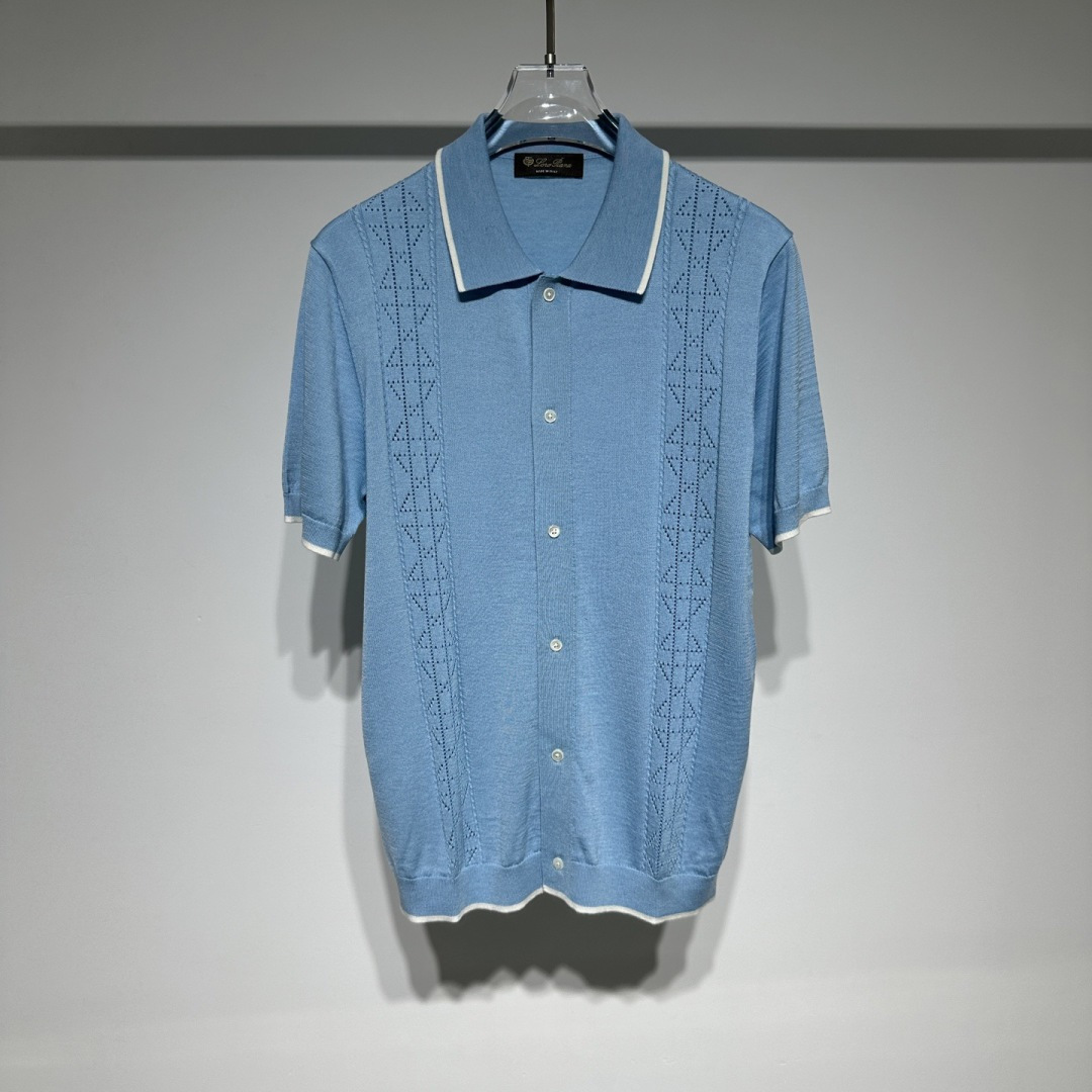 NO:818779,Loro Piana LP fashion casual polo collar T-shirt!  !  This summer woolen short-sleeved cardigan, specially created for men who pursue the ultimate in quality and fashion, is sure to become a popular item in your store. The fabric is a blend of 6 mulberry silk, 32 mercerized wool, 32 Lenzing Tencel, and 30 Shu stretch silk. The mulberry silk gives clothing like moonlight.  It has a soft luster and delicate touch; mercerized wool ensures excellent warmth retention and anti-pilling performance; Lenzing Tencel makes clothes have excellent moisture absorption and breathability, keeping them dry and comfortable at all times; Shue stretch silk provides just the right elasticity, making the wearing experience free and unrestricted.  In terms of design, it adopts the classic cardigan style, with a row of buttons running through the entire piece of clothing, which is simple and elegant, showing the neat style of men when opening and closing. It is available in three classic solid colors of sky blue, white, and black. The sky blue version is paired with white edges, which is fresh and natural.  , just like a clear summer sky; the black model is spliced with white edges, which is calm yet refined; the white model is paired with black trim, which is simple and layered. The carefully designed hollow woven flowers on both sides add agility and fashion to the whole, highlighting unique taste in a low-key manner.  Model Color Black White Sky Blue Size M-L-XL-XXL-3XL Refer to the size chart data to choose the size that suits you!  ,men's clothing,loro piana,loro piana,T-shirt,tees,t-shirt,19860909Loro Piana LP时装休闲polo领T恤！！ 专为追求极致品质与时尚格调的男士打造的夏季毛织短袖开衫,定能成为您店铺的爆款单品.面料融合6桑蚕丝、32丝光羊毛、32兰精天丝、30舒弹丝,桑蚕丝赋予衣物如月光般柔和的光泽与细腻触感；丝光羊毛确保保暖性与抗起球的出色性能；兰精天丝使衣物拥有卓越的吸湿透气性,时刻保持干爽舒适；舒弹丝提供恰到好处的弹性,让穿着体验自在无拘.  在设计上,它采用经典的开衫款式,一排纽扣贯穿整件衣物,简约大气,开合之间尽显男士利落风度.有天蓝色、白色、黑色三种经典纯色可选,天蓝色款搭配白色拼边,清新自然,宛如夏日晴空；黑色款拼接白色边缘,沉稳中不失精致；白色款搭配黑色镶边,简约而富有层次.两侧精心设计的镂空织花,为整体增添了灵动与时尚感,低调中彰显独特品味.  型号 颜色黑色 白色 天蓝 尺码M-L-XL-XXL-3XL 参考尺码表数据选择适合自己的尺码！,男装,loro piana,loro piana,T-shirt,tees，t-shirt,,Women's clothing