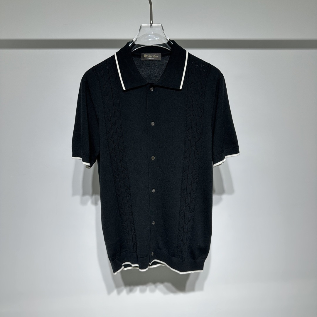 NO:818762,Loro Piana LP fashion casual polo collar T-shirt!  !  This summer woolen short-sleeved cardigan, specially created for men who pursue the ultimate in quality and fashion, is sure to become a popular item in your store. The fabric is a blend of 6 mulberry silk, 32 mercerized wool, 32 Lenzing Tencel, and 30 Shu stretch silk. The mulberry silk gives clothing like moonlight.  It has a soft luster and delicate touch; mercerized wool ensures excellent warmth retention and anti-pilling performance; Lenzing Tencel makes clothes have excellent moisture absorption and breathability, keeping them dry and comfortable at all times; Shue stretch silk provides just the right elasticity, making the wearing experience free and unrestricted.  In terms of design, it adopts the classic cardigan style, with a row of buttons running through the entire piece of clothing, which is simple and elegant, showing the neat style of men when opening and closing. It is available in three classic solid colors of sky blue, white, and black. The sky blue version is paired with white edges, which is fresh and natural.  , just like a clear summer sky; the black model is spliced with white edges, which is calm yet refined; the white model is paired with black trim, which is simple and layered. The carefully designed hollow woven flowers on both sides add agility and fashion to the whole, highlighting unique taste in a low-key manner.  Model Color Black White Sky Blue Size M-L-XL-XXL-3XL Refer to the size chart data to choose the size that suits you!  ,men's clothing,loro piana,loro piana,T-shirt,tees,t-shirt,19860909Loro Piana LP时装休闲polo领T恤！！ 专为追求极致品质与时尚格调的男士打造的夏季毛织短袖开衫,定能成为您店铺的爆款单品.面料融合6桑蚕丝、32丝光羊毛、32兰精天丝、30舒弹丝,桑蚕丝赋予衣物如月光般柔和的光泽与细腻触感；丝光羊毛确保保暖性与抗起球的出色性能；兰精天丝使衣物拥有卓越的吸湿透气性,时刻保持干爽舒适；舒弹丝提供恰到好处的弹性,让穿着体验自在无拘.  在设计上,它采用经典的开衫款式,一排纽扣贯穿整件衣物,简约大气,开合之间尽显男士利落风度.有天蓝色、白色、黑色三种经典纯色可选,天蓝色款搭配白色拼边,清新自然,宛如夏日晴空；黑色款拼接白色边缘,沉稳中不失精致；白色款搭配黑色镶边,简约而富有层次.两侧精心设计的镂空织花,为整体增添了灵动与时尚感,低调中彰显独特品味.  型号 颜色黑色 白色 天蓝 尺码M-L-XL-XXL-3XL 参考尺码表数据选择适合自己的尺码！,男装,loro piana,loro piana,T-shirt,tees，t-shirt,,Women's clothing