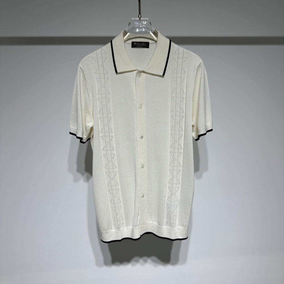 NO:818744,Loro Piana LP fashion casual polo collar T-shirt!  !  This summer woolen short-sleeved cardigan, specially created for men who pursue the ultimate in quality and fashion, is sure to become a popular item in your store. The fabric is a blend of 6 mulberry silk, 32 mercerized wool, 32 Lenzing Tencel, and 30 Shu stretch silk. The mulberry silk gives clothing like moonlight.  It has a soft luster and delicate touch; mercerized wool ensures excellent warmth retention and anti-pilling performance; Lenzing Tencel makes clothes have excellent moisture absorption and breathability, keeping them dry and comfortable at all times; Shue stretch silk provides just the right elasticity, making the wearing experience free and unrestricted.  In terms of design, it adopts the classic cardigan style, with a row of buttons running through the entire piece of clothing, which is simple and elegant, showing the neat style of men when opening and closing. It is available in three classic solid colors of sky blue, white, and black. The sky blue version is paired with white edges, which is fresh and natural.  , just like a clear summer sky; the black model is spliced with white edges, which is calm yet refined; the white model is paired with black trim, which is simple and layered. The carefully designed hollow woven flowers on both sides add agility and fashion to the whole, highlighting unique taste in a low-key manner.  Model Color Black White Sky Blue Size M-L-XL-XXL-3XL Refer to the size chart data to choose the size that suits you!  ,men's clothing,loro piana,loro piana,T-shirt,tees,t-shirt,19860909Loro Piana LP时装休闲polo领T恤！！ 专为追求极致品质与时尚格调的男士打造的夏季毛织短袖开衫,定能成为您店铺的爆款单品.面料融合6桑蚕丝、32丝光羊毛、32兰精天丝、30舒弹丝,桑蚕丝赋予衣物如月光般柔和的光泽与细腻触感；丝光羊毛确保保暖性与抗起球的出色性能；兰精天丝使衣物拥有卓越的吸湿透气性,时刻保持干爽舒适；舒弹丝提供恰到好处的弹性,让穿着体验自在无拘.  在设计上,它采用经典的开衫款式,一排纽扣贯穿整件衣物,简约大气,开合之间尽显男士利落风度.有天蓝色、白色、黑色三种经典纯色可选,天蓝色款搭配白色拼边,清新自然,宛如夏日晴空；黑色款拼接白色边缘,沉稳中不失精致；白色款搭配黑色镶边,简约而富有层次.两侧精心设计的镂空织花,为整体增添了灵动与时尚感,低调中彰显独特品味.  型号 颜色黑色 白色 天蓝 尺码M-L-XL-XXL-3XL 参考尺码表数据选择适合自己的尺码！,男装,loro piana,loro piana,T-shirt,tees，t-shirt,,Women's clothing
