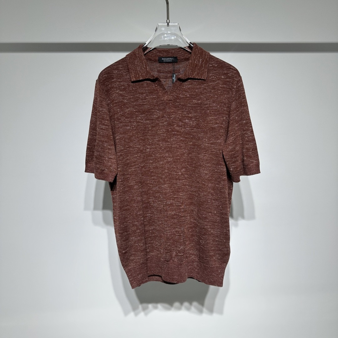 NO:818726,The same style as Ermenegildo Zegna Zegna counters!  The new woolen short-sleeved T-shirt, this seagull collar POLO shirt, perfectly combines classic and fashion. The fabric is selected from linen and cotton blends, which not only has excellent breathability and coolness, but also brings a soft and comfortable wearing experience. The two-color weaving process is unique, and the color matching is harmonious and layered, highlighting unique taste and style.  Burgundy is passionate yet elegant, light gray is low-key yet high-end, and dark green exudes a natural and calm atmosphere. All three colors are classic colors in the fashion industry, versatile and eye-catching!  Meet the needs of different body shapes, so that everyone who pursues quality can find a suitable choice. The high-quality fabrics are carefully crafted and carefully tailored by senior producers, taking care of every detail to make them comfortable to wear. He organically combines traditional craftsmanship with modern wisdom, making Zegna's unique dreamy fabrics bring the art of men's clothing to its fullest. Model Color Burgundy Light Gray Size M-L-XL-XXL-XXXL  Refer to the size chart to choose the size that suits you!  ,men's clothing,zegna,T-shirt,tees,t-shirt,19860909Ermenegildo Zegna 杰尼亚专柜同款！新款毛织短袖T恤此款海鸥领POLO衫,将经典与时尚完美融合.面料精选亚麻和棉混纺,不仅具备出色的透气性与凉爽感,还带来柔软舒适的穿着体验.双色织工艺独具匠心,色彩搭配和谐又富有层次感,彰显独特品味与格调.  酒红色热情而不失优雅,浅灰色低调又显高级,墨绿色则散发着自然与沉稳的气息,三种颜色均为时尚界的经典色调,百搭又吸睛！满足不同身形需求,让每一位追求品质的您都能找到合身之选.  上乘的面料通过高级制作师的精心雕琢,细致剪裁,呵护至每个细节穿着舒服.他将传统工艺和现代智慧有机地结合,使杰尼亚特有的梦幻般的面料把男装艺术发挥到淋漓尽致的地步 型号 颜色酒红 浅灰 尺码M-L-XL-XXL-XXXL 参考尺码表数据选择适合自己的尺码！,男装,zegna,T-shirt,tees，t-shirt,,Women's clothing