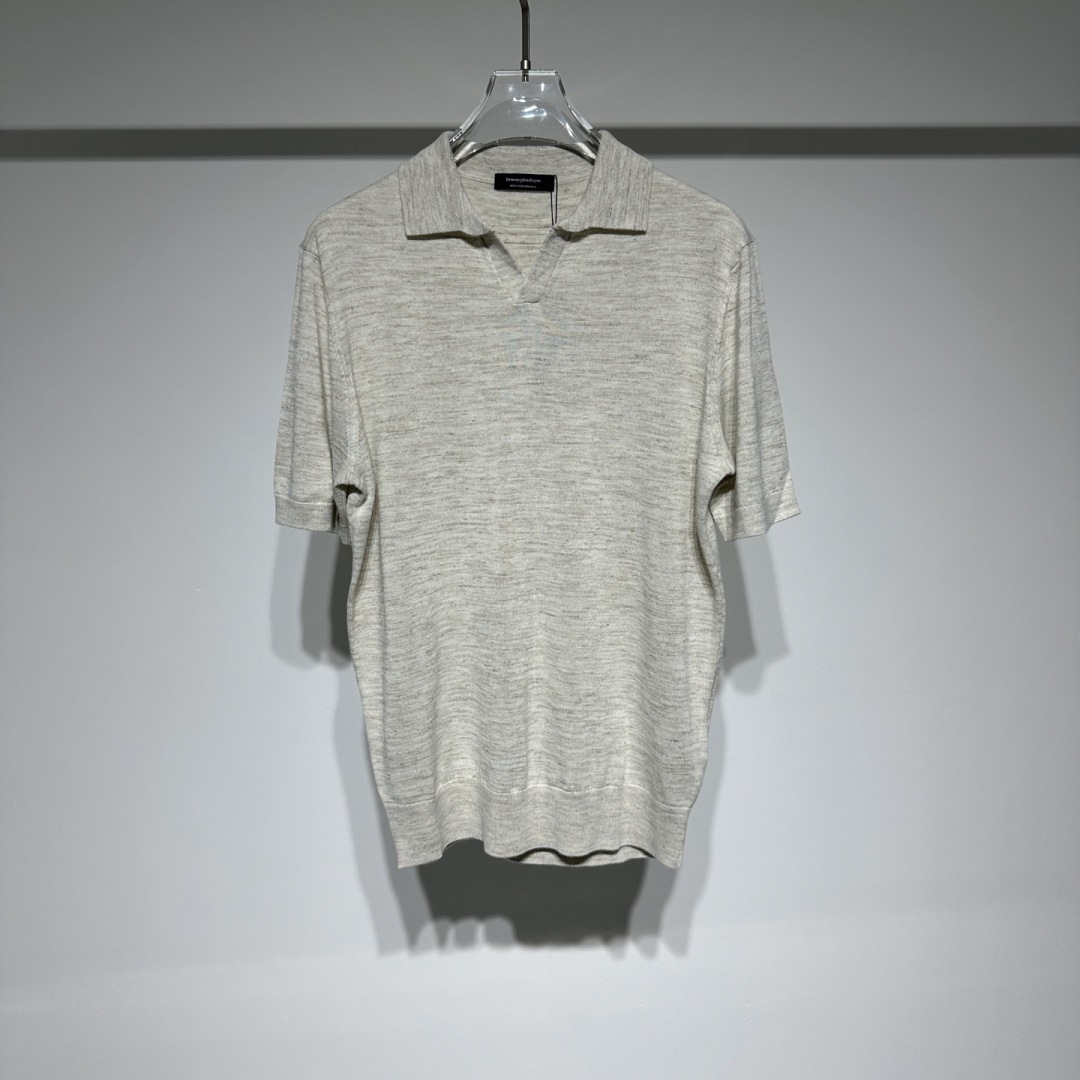 NO:818708,The same style as Ermenegildo Zegna Zegna counters!  The new woolen short-sleeved T-shirt, this seagull collar POLO shirt, perfectly combines classic and fashion. The fabric is selected from linen and cotton blends, which not only has excellent breathability and coolness, but also brings a soft and comfortable wearing experience. The two-color weaving process is unique, and the color matching is harmonious and layered, highlighting unique taste and style.  Burgundy is passionate yet elegant, light gray is low-key yet high-end, and dark green exudes a natural and calm atmosphere. All three colors are classic colors in the fashion industry, versatile and eye-catching!  Meet the needs of different body shapes, so that everyone who pursues quality can find a suitable choice. The high-quality fabrics are carefully crafted and carefully tailored by senior producers, taking care of every detail to make them comfortable to wear. He organically combines traditional craftsmanship with modern wisdom, making Zegna's unique dreamy fabrics bring the art of men's clothing to its fullest. Model Color Burgundy Light Gray Size M-L-XL-XXL-XXXL  Refer to the size chart to choose the size that suits you!  ,men's clothing,zegna,T-shirt,tees,t-shirt,19860909Ermenegildo Zegna 杰尼亚专柜同款！新款毛织短袖T恤此款海鸥领POLO衫,将经典与时尚完美融合.面料精选亚麻和棉混纺,不仅具备出色的透气性与凉爽感,还带来柔软舒适的穿着体验.双色织工艺独具匠心,色彩搭配和谐又富有层次感,彰显独特品味与格调.  酒红色热情而不失优雅,浅灰色低调又显高级,墨绿色则散发着自然与沉稳的气息,三种颜色均为时尚界的经典色调,百搭又吸睛！满足不同身形需求,让每一位追求品质的您都能找到合身之选.  上乘的面料通过高级制作师的精心雕琢,细致剪裁,呵护至每个细节穿着舒服.他将传统工艺和现代智慧有机地结合,使杰尼亚特有的梦幻般的面料把男装艺术发挥到淋漓尽致的地步 型号 颜色酒红 浅灰 尺码M-L-XL-XXL-XXXL 参考尺码表数据选择适合自己的尺码！,男装,zegna,T-shirt,tees，t-shirt,,Women's clothing