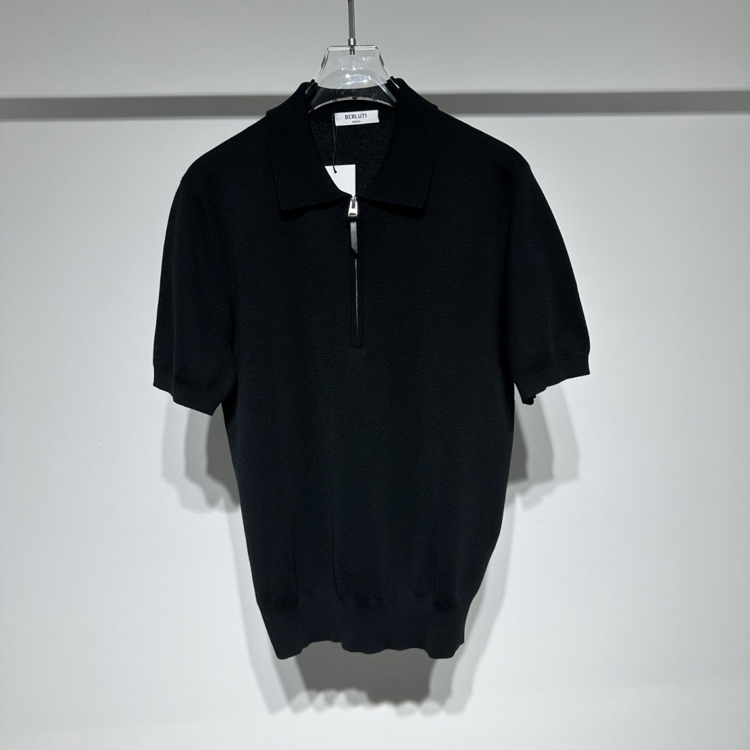 NO:818780,Berluti Berluti has a cool style!  Dedicated to brothers who know the goods!  Tasteful men, look over here!  This woolen T-shirt perfectly combines exquisite craftsmanship with high-quality materials. The weaving method is unique, using sesame dot jacquard weaving, which adds delicate and subtle texture changes to the solid color. It is simple but not simple, showing a low-key sense of luxury. The solid color design is a versatile tool, white is pure and elegant, black is calm and atmospheric, and gray is restrained and intellectual. No matter which color, it can be easily adapted to various styles of bottoms and accessories to meet the dressing needs of different occasions.  The classic half-zip and half-fly POLO collar shape combines fashion and practicality. The zipper design allows you to freely adjust the opening and closing of the collar to create different styles. When zipped up, it looks smart and formal, suitable for business negotiations and other occasions; when zipped open, it adds a bit of casualness, and is also very suitable for daily outings or gatherings with friends.  In terms of material selection, this T-shirt can be called luxurious. The 6% mulberry silk brings a soft and smooth touch like a cloud, has excellent skin-friendliness and cares for every inch of skin; the 32% mercerized cotton gives the clothes a good luster and crispness, and is not easy to deform.  Always maintain a decent appearance; 32 Tencel has excellent moisture absorption and breathability, keeping you fresh even in hot weather; 30 stretch silk ensures that the clothing has good elasticity, allowing you to move freely without any sense of restraint.  Whether you are a professional elite who pursues quality or a fashionable man who pays attention to the quality of clothing, this woolen T-shirt is an excellent choice to enhance the taste of your wardrobe. The shape is very good, it is slim and well-fitted, it shows the man's figure, it is versatile and suitable for business and leisure commuting!  Color Black White Size M-L-XL-XXL-XXXL Please refer to the size chart to choose the size that suits you!  ,men's clothing,tees,t-shirt,19860909Berluti 伯尔鲁帝 款式帅炸！献给识货的兄弟！ 品味男士看过来！这款毛织T恤将精湛工艺与高品质材质完美融合.  织法独具匠心,采用芝麻点提花织法,在纯色的基础上增添了细腻而微妙的纹理变化,简约而不简单,彰显低调的奢华感.纯色的设计更是百搭利器,白色纯净雅致,黑色沉稳大气,灰色内敛知性,无论哪种颜色都能轻松适配各种风格的下装与配饰,满足不同场合的穿搭需求.  经典的半拉链、半门襟POLO领造型,兼具时尚感与实用性.拉链设计可自由调节领口开合程度,随心打造不同风格,拉上拉链显得干练正式,适合商务洽谈等场合；拉开拉链则增添几分休闲随性,日常出行或朋友聚会时穿着也十分合适.  在材质选取上,这款T恤堪称奢华.6的桑蚕丝带来如云朵般柔软顺滑的触感,亲肤性极佳,呵护每一寸肌肤；32的丝光棉赋予衣物良好的光泽与挺括感,不易变形,时刻保持得体外观；32的天丝具备出色的吸湿性和透气性,即使在炎热天气也能保持清爽；30的舒弹丝则确保了衣物拥有良好的弹性,穿着活动自如,毫无束缚感.  无论是追求品质的职场精英,还是注重穿搭质感的时尚型男,这款毛织T恤都是提升衣橱品味的绝佳选择. 版型上非常棒,修身得体,很显男士身形,大气百搭,商务休闲通勤！ 颜色黑色 白色 尺码M-L-XL-XXL-XXXL 参考尺码表数据选择适合自己的尺码！,男装,tees，t-shirt,,Women's clothing