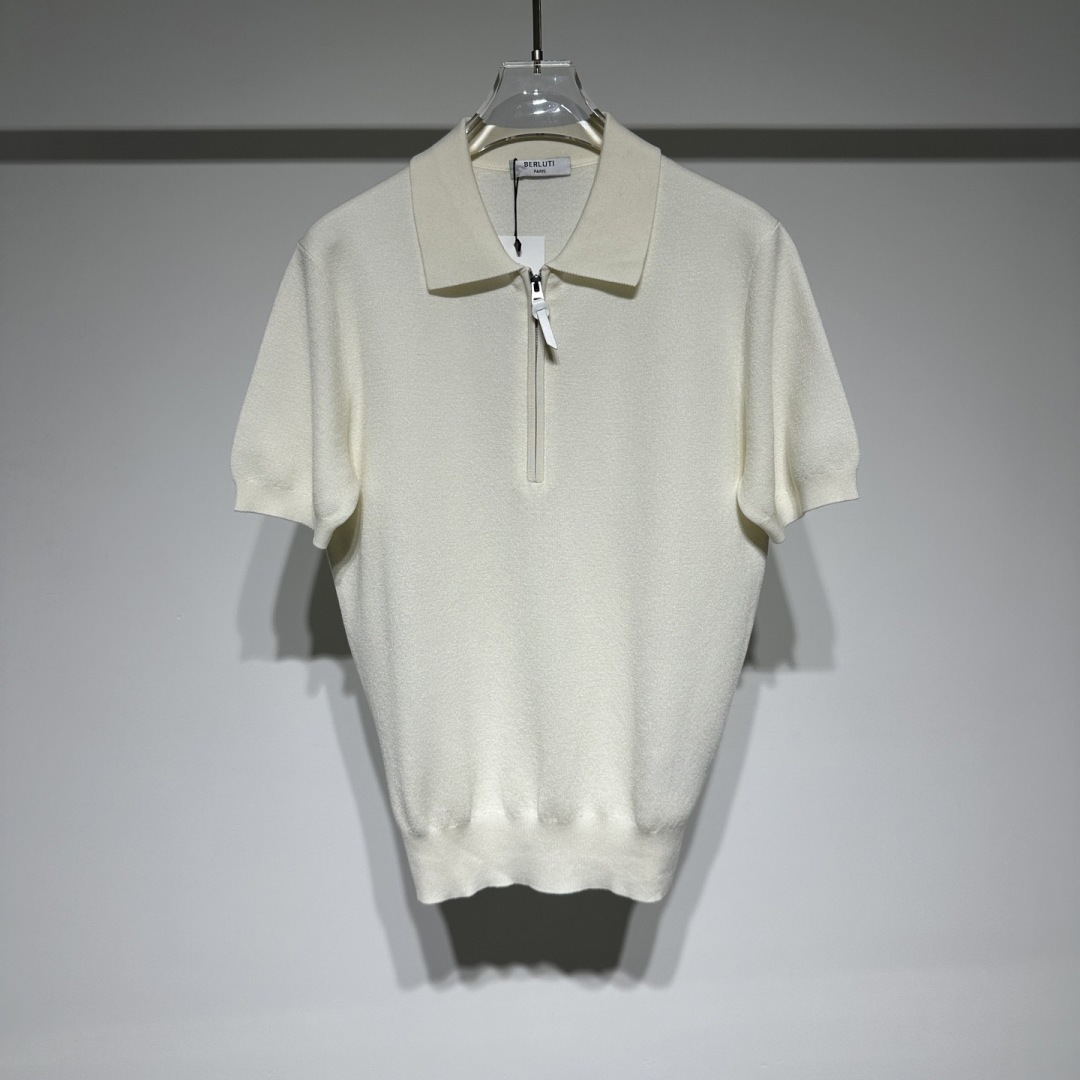 NO:818764,Berluti Berluti has a cool style!  Dedicated to brothers who know the goods!  Tasteful men, look over here!  This woolen T-shirt perfectly combines exquisite craftsmanship with high-quality materials. The weaving method is unique, using sesame dot jacquard weaving, which adds delicate and subtle texture changes to the solid color. It is simple but not simple, showing a low-key sense of luxury. The solid color design is a versatile tool, white is pure and elegant, black is calm and atmospheric, and gray is restrained and intellectual. No matter which color, it can be easily adapted to various styles of bottoms and accessories to meet the dressing needs of different occasions.  The classic half-zip and half-fly POLO collar shape combines fashion and practicality. The zipper design allows you to freely adjust the opening and closing of the collar to create different styles. When zipped up, it looks smart and formal, suitable for business negotiations and other occasions; when zipped open, it adds a bit of casualness, and is also very suitable for daily outings or gatherings with friends.  In terms of material selection, this T-shirt can be called luxurious. The 6% mulberry silk brings a soft and smooth touch like a cloud, has excellent skin-friendliness and cares for every inch of skin; the 32% mercerized cotton gives the clothes a good luster and crispness, and is not easy to deform.  Always maintain a decent appearance; 32 Tencel has excellent moisture absorption and breathability, keeping you fresh even in hot weather; 30 stretch silk ensures that the clothing has good elasticity, allowing you to move freely without any sense of restraint.  Whether you are a professional elite who pursues quality or a fashionable man who pays attention to the quality of clothing, this woolen T-shirt is an excellent choice to enhance the taste of your wardrobe. The shape is very good, it is slim and well-fitted, it shows the man's figure, it is versatile and suitable for business and leisure commuting!  Model Color Black White Size M-L-XL-XXL-XXXL Refer to the size chart data to choose the size that suits you!  ,men's clothing,tees,t-shirt,19860909Berluti 伯尔鲁帝 款式帅炸！献给识货的兄弟！ 品味男士看过来！这款毛织T恤将精湛工艺与高品质材质完美融合.  织法独具匠心,采用芝麻点提花织法,在纯色的基础上增添了细腻而微妙的纹理变化,简约而不简单,彰显低调的奢华感.纯色的设计更是百搭利器,白色纯净雅致,黑色沉稳大气,灰色内敛知性,无论哪种颜色都能轻松适配各种风格的下装与配饰,满足不同场合的穿搭需求.  经典的半拉链、半门襟POLO领造型,兼具时尚感与实用性.拉链设计可自由调节领口开合程度,随心打造不同风格,拉上拉链显得干练正式,适合商务洽谈等场合；拉开拉链则增添几分休闲随性,日常出行或朋友聚会时穿着也十分合适.  在材质选取上,这款T恤堪称奢华.6的桑蚕丝带来如云朵般柔软顺滑的触感,亲肤性极佳,呵护每一寸肌肤；32的丝光棉赋予衣物良好的光泽与挺括感,不易变形,时刻保持得体外观；32的天丝具备出色的吸湿性和透气性,即使在炎热天气也能保持清爽；30的舒弹丝则确保了衣物拥有良好的弹性,穿着活动自如,毫无束缚感.  无论是追求品质的职场精英,还是注重穿搭质感的时尚型男,这款毛织T恤都是提升衣橱品味的绝佳选择. 版型上非常棒,修身得体,很显男士身形,大气百搭,商务休闲通勤！ 型号 颜色黑色 白色 尺码M-L-XL-XXL-XXXL 参考尺码表数据选择适合自己的尺码！,男装,tees，t-shirt,,Women's clothing