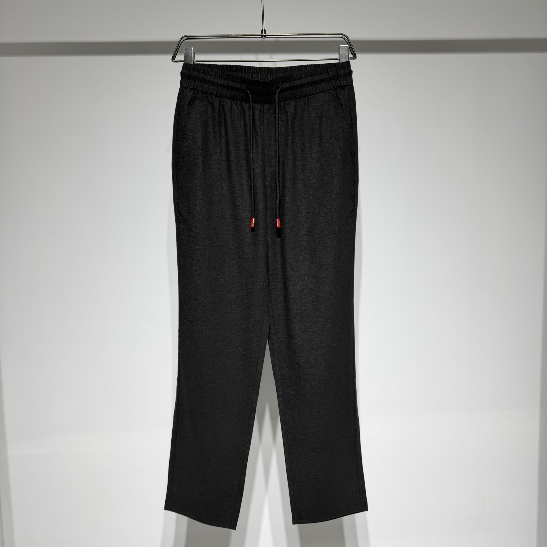 NO:818680,Kiton Chiton fashionable casual pants have a slightly loose fit!  Made of 70 lyocell and 30 lyocell kapok fabric, it is specially designed for men who pursue the ultimate quality and fashion style!  The overall clean and simple atmosphere reflects the high-end value!  It adopts a drawstring design with adjustable elasticity, and the red brand genes are low-key and luxurious!  The material is comfortable, soft and breathable, and the simple and fashionable lapel design is neat and stylish, showing an elegant and old-money style!  Kiton is Italy's top men's luxury brand, famous for its ultimate Neapolitan tailoring and rare fabrics. It is one of the most expensive and most complex clothing brands in the world. The ultimate pursuit of details. Kiton's hand-made process is ancient and traditional, and the master seamstress still uses chalk to outline every cutting part as he did a century ago!  Kiton only selects the rarest and most valuable fabrics in the world, mainly wool and cashmere long-staple cotton, all of which are exclusively provided by the world's best fabric manufacturers in England and Scotland. Model Color Black Size 29-30-31-32-33-34-36 30 Waist 38. Hips 50. Pants Length 104 Refer to the 30 size chart to choose the size that suits you!  ,Men's,19860909Kiton 奇顿时尚休闲裤微宽松版型！ 采用70莱赛尔30木棉莱赛尔面料质专为追求极致品质与时尚格调的男士打造！ 整体干净简约大气高级感价值的体现！采用抽绳设计松紧调节有度绳头红色品牌基因低调奢华！ 材质舒适柔软透气,简约大气时尚翻领设计利落有型,尽显优雅格调老钱风十足！ 奇顿是意大利顶级男装奢牌,以极致那不勒斯剪裁与稀有面料闻名,堪称全球最昂贵、工艺最复杂的服装品牌之一. 对细节的极致追求Kiton的手工制作过程古老而传统,主缝纫师仍然像一个世纪前那样用粉笔勾画出每一处裁剪部位！ Kiton只选择全世界最稀有、名贵的面料,以羊毛和羊绒长绒棉为主,全部由世界上最好的英格兰和苏格兰面料生产商为它独家提供. 型号 颜色黑色 尺码29-30-31-32-33-34-36 30腰围38.臀围50.裤长104 参考30尺码表数据选择适合自己的尺码！,男装,,Women's clothing