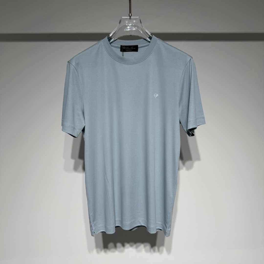 NO:818668,Loro Piana LP Nuoyou Piana fashionable casual round neck short-sleeved T-shirt!  !  The mercerized cotton material is soft and delicate with small logo embellishment!  The clean and simple design is classic and fashionable. The upper body is comfortable and skin-friendly. Whether it is a casual stroll or a business occasion, it can be easily controlled and shows the charm of a handsome man!  Customers supply accessories and customers supply imported high-end fabrics!  !  The texture is very delicate, the details are exquisite and the craftsmanship is exquisite. It is a highly fashionable item. It can be matched with any fashion. The shape is super good. It is a must-have item for trendy men!  !  Select only the highest quality and rarest natural materials, such as exclusive sourcing which are rare and expensive!  The brand has a century-old heritage of craftsmanship, and each product is uniquely handmade. The superb craftsmanship and superb technology ensure the high quality of the products. It pays attention to details and design, and pursues a simple and elegant appearance. Each product is carefully crafted to show elegant taste!  Model Color Black Light Blue Size M-L-XL-XXL-XXXL L shoulder width 44. Bust 51. Clothes length 68. Refer to the L size chart to choose the size that suits you!  ,men's clothing,loro piana,loro piana,T-shirt,tees,t-shirt,19860909Loro Piana LP诺悠翩雅时尚休闲圆领短袖T恤！！ 丝光棉材质柔软细腻小logo点缀！干净简约设计经典又时尚.上身舒适亲肤,无论是休闲漫步还是商务场合,都能轻松驾驭,尽显型男魅力！ 客供辅料,客供进口高档面料！！ 质感非常细腻,细节工艺精湛考究,塑造性极高的一款单品,任何时装都可以搭配,版型超级好 潮男必备单品 ！！ 只选择最优质、最稀缺的天然材料,如独家采购稀少而昂贵！ 品牌拥有百年技艺传承,每一件产品都经过独特的手工制作.高超的工艺和精湛的技术保证了 产品的高品质. 注重细节和设计,追求简洁而优雅的外观.每一款产品都经过精心雕琢,彰显高雅品味！ 型号 颜色黑色 浅蓝 尺码M-L-XL-XXL-XXXL L肩宽44.胸围51.衣长68 参考L尺码表数据选择适合自己的尺码！,男装,loro piana,loro piana,T-shirt,tees，t-shirt,,Women's clothing
