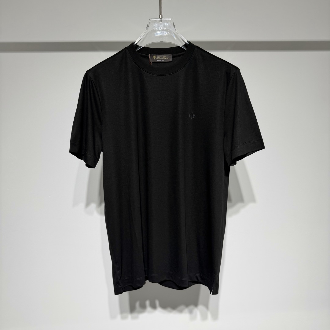 NO:818657,Loro Piana LP Nuoyou Piana fashionable casual round neck short-sleeved T-shirt!  !  The mercerized cotton material is soft and delicate with small logo embellishment!  The clean and simple design is classic and fashionable. The upper body is comfortable and skin-friendly. Whether it is a casual stroll or a business occasion, it can be easily controlled and shows the charm of a handsome man!  Customers supply accessories and customers supply imported high-end fabrics!  !  The texture is very delicate, the details are exquisite and the craftsmanship is exquisite. It is a highly fashionable item. It can be matched with any fashion. The shape is super good. It is a must-have item for trendy men!  !  Select only the highest quality and rarest natural materials, such as exclusive sourcing which are rare and expensive!  The brand has a century-old heritage of craftsmanship, and each product is uniquely handmade. The superb craftsmanship and superb technology ensure the high quality of the products. It pays attention to details and design, and pursues a simple and elegant appearance. Each product is carefully crafted to show elegant taste!  Model Color Black Light Blue Size M-L-XL-XXL-XXXL L shoulder width 44. Bust 51. Clothes length 68. Refer to the L size chart to choose the size that suits you!  ,men's clothing,loro piana,loro piana,T-shirt,tees,t-shirt,19860909Loro Piana LP诺悠翩雅时尚休闲圆领短袖T恤！！ 丝光棉材质柔软细腻小logo点缀！干净简约设计经典又时尚.上身舒适亲肤,无论是休闲漫步还是商务场合,都能轻松驾驭,尽显型男魅力！ 客供辅料,客供进口高档面料！！ 质感非常细腻,细节工艺精湛考究,塑造性极高的一款单品,任何时装都可以搭配,版型超级好 潮男必备单品 ！！ 只选择最优质、最稀缺的天然材料,如独家采购稀少而昂贵！ 品牌拥有百年技艺传承,每一件产品都经过独特的手工制作.高超的工艺和精湛的技术保证了 产品的高品质. 注重细节和设计,追求简洁而优雅的外观.每一款产品都经过精心雕琢,彰显高雅品味！ 型号 颜色黑色 浅蓝 尺码M-L-XL-XXL-XXXL L肩宽44.胸围51.衣长68 参考L尺码表数据选择适合自己的尺码！,男装,loro piana,loro piana,T-shirt,tees，t-shirt,,Women's clothing