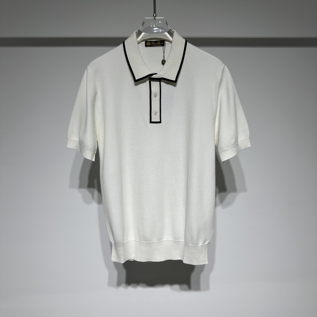NO:818644,Loro Piana LP knitted round neck short-sleeved T-shirt, mulberry silk knitted fabric is light, breathable and comfortable, high-end, simple and grand, full of old money style, brand cloth label full of retro feel, super stylish for travel and vacation!  The boss of fashionable menswear, look over here!  This POLO lapel woolen short-sleeved shirt is of excellent quality. The scientific ratio of 30% mulberry silk and 70% combed cotton makes the upper body comfortable and skin-friendly. The weaving method shows its ingenuity. The fishnet pattern weaving method used on the main body is a unique knitting technology. This weaving method presents a texture structure similar to that of a fishnet.  The hollow feeling and three-dimensional effect are combined, making the appearance of the clothes more layered and unique. It is not only fashionable and eye-catching when worn, but also increases breathability to a certain extent and improves wearing comfort. The collar adopts double-sided machine weaving method, which is tight and stylish, and has a strong three-dimensional effect. Say goodbye to the soft collapse of ordinary collars, and the shape is casual and concave!  !  Select only the highest quality and rarest natural materials, such as exclusive sourcing which are rare and expensive!  The brand has a century-old heritage of craftsmanship, and each product is uniquely handmade. The superb craftsmanship and superb technology ensure the high quality of the products. It pays attention to details and design, and pursues a simple and elegant appearance. Each product is carefully crafted to show elegant taste!  Model Color Green White Size M-L-XL-XXL-XXXL Refer to the size chart to choose the size that suits you!  ,men's clothing,loro piana,loro piana,T-shirt,tees,t-shirt,19860909Loro Piana LP针织圆领短袖T恤、桑蚕丝针织面料轻薄透气舒适,高级简约大气老钱风十足,品牌布标复古感拉满,旅游度假穿超有氛围！ 时尚男装的老板看过来！这款POLO翻领毛织短袖衫,品质超绝.30桑蚕丝与70精梳棉科学配比,上身舒适又亲肤.  织法尽显匠心,身体大身采用的渔网打花织法,是一种颇具特色的针织工艺.这种织法呈现出类似渔网般的纹理结构, 镂空感与立体感兼具,使衣物外观更具层次感和独特性,穿着时不仅时尚吸睛,还能在一定程度上增加透气性,提升穿着舒适度；领子采用双面打机织法,紧密有型,立体感强,告别普通领型的软塌,造型随意凹！！ 只选择最优质、最稀缺的天然材料,如独家采购稀少而昂贵！ 品牌拥有百年技艺传承,每一件产品都经过独特的手工制作.高超的工艺和精湛的技术保证了 产品的高品质. 注重细节和设计,追求简洁而优雅的外观.每一款产品都经过精心雕琢,彰显高雅品味！ 型号 颜色绿色 白色 尺码M-L-XL-XXL-XXXL 参考尺码表数据选择适合自己的尺码！,男装,loro piana,loro piana,T-shirt,tees，t-shirt,,Women's clothing