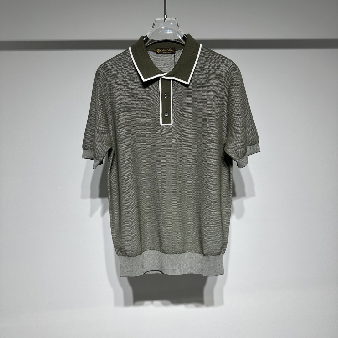 NO:818630,Loro Piana LP knitted round neck short-sleeved T-shirt, mulberry silk knitted fabric is light, breathable and comfortable, high-end, simple and grand, full of old money style, brand cloth label full of retro feel, super stylish for travel and vacation!  The boss of fashionable menswear, look over here!  This POLO lapel woolen short-sleeved shirt is of excellent quality. The scientific ratio of 30% mulberry silk and 70% combed cotton makes the upper body comfortable and skin-friendly. The weaving method shows its ingenuity. The fishnet pattern weaving method used on the main body is a unique knitting technology. This weaving method presents a texture structure similar to that of a fishnet.  The hollow feeling and three-dimensional effect are combined, making the appearance of the clothes more layered and unique. It is not only fashionable and eye-catching when worn, but also increases breathability to a certain extent and improves wearing comfort. The collar adopts double-sided machine weaving method, which is tight and stylish, and has a strong three-dimensional effect. Say goodbye to the soft collapse of ordinary collars, and the shape is casual and concave!  !  Select only the highest quality and rarest natural materials, such as exclusive sourcing which are rare and expensive!  The brand has a century-old heritage of craftsmanship, and each product is uniquely handmade. The superb craftsmanship and superb technology ensure the high quality of the products. It pays attention to details and design, and pursues a simple and elegant appearance. Each product is carefully crafted to show elegant taste!  Model Color Green White Size M-L-XL-XXL-XXXL Refer to the size chart to choose the size that suits you!  ,men's clothing,loro piana,loro piana,T-shirt,tees,t-shirt,19860909Loro Piana LP针织圆领短袖T恤、桑蚕丝针织面料轻薄透气舒适,高级简约大气老钱风十足,品牌布标复古感拉满,旅游度假穿超有氛围！ 时尚男装的老板看过来！这款POLO翻领毛织短袖衫,品质超绝.30桑蚕丝与70精梳棉科学配比,上身舒适又亲肤.  织法尽显匠心,身体大身采用的渔网打花织法,是一种颇具特色的针织工艺.这种织法呈现出类似渔网般的纹理结构, 镂空感与立体感兼具,使衣物外观更具层次感和独特性,穿着时不仅时尚吸睛,还能在一定程度上增加透气性,提升穿着舒适度；领子采用双面打机织法,紧密有型,立体感强,告别普通领型的软塌,造型随意凹！！ 只选择最优质、最稀缺的天然材料,如独家采购稀少而昂贵！ 品牌拥有百年技艺传承,每一件产品都经过独特的手工制作.高超的工艺和精湛的技术保证了 产品的高品质. 注重细节和设计,追求简洁而优雅的外观.每一款产品都经过精心雕琢,彰显高雅品味！ 型号 颜色绿色 白色 尺码M-L-XL-XXL-XXXL 参考尺码表数据选择适合自己的尺码！,男装,loro piana,loro piana,T-shirt,tees，t-shirt,,Women's clothing