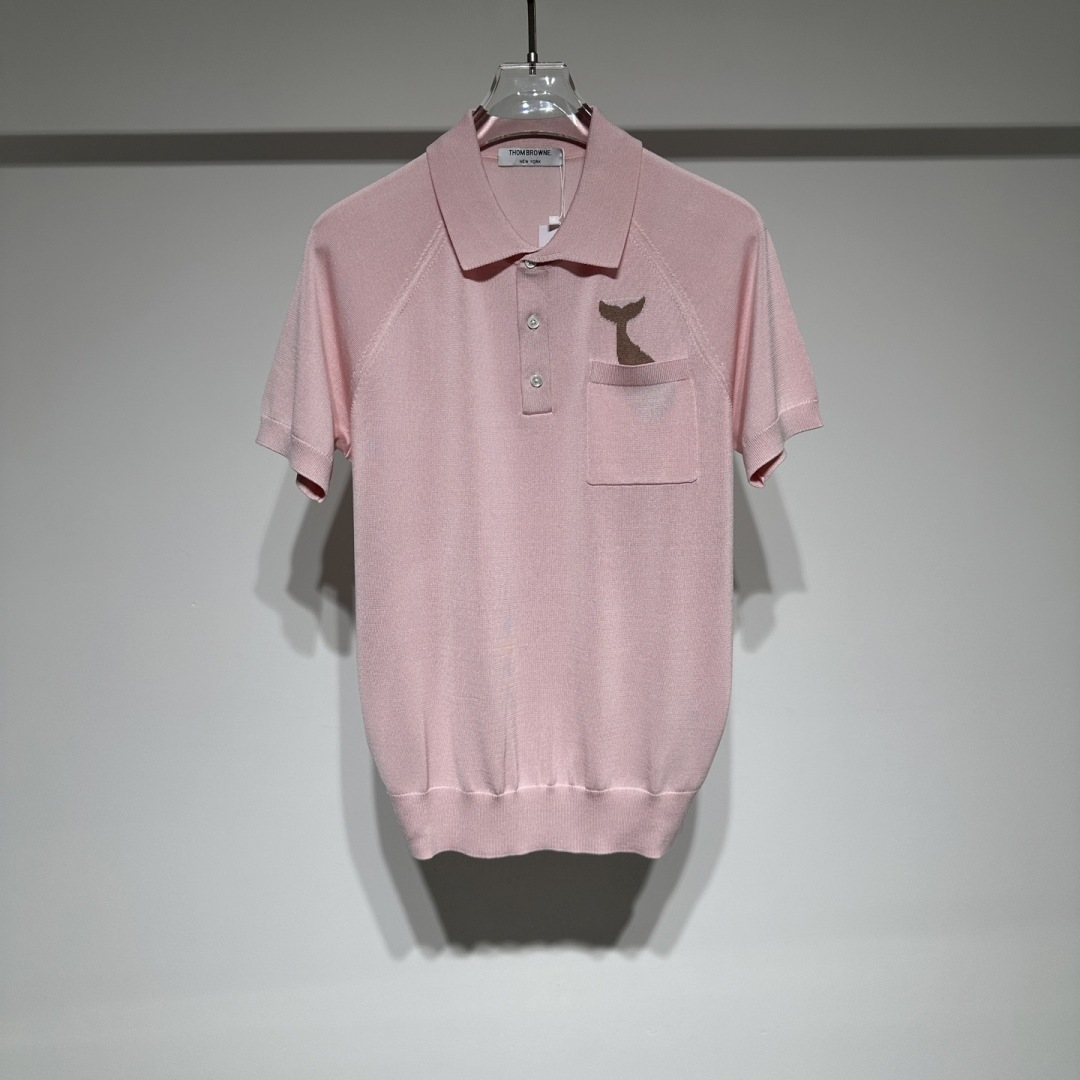 NO:818120,Thom Browne Thom Browne classic fashion casual old money knitted Polo collar!  Fashionistas, look over here!  This woolen T-shirt has both quality and appearance. It is made of a unique fabric of 35 acetate fiber, 31 lyocell fiber and polyester fiber. It is silky and breathable, has good stability, and has a great wearing experience. It is available in three fashionable colors, pink, black, and white, to meet a variety of matching needs. The unique pocket design on the front chest and the exquisitely embroidered fish tail pattern inside the pocket add smart fun to the overall look.  Young, high-end and fashionable, whether it is a daily outing, a gathering of friends or a light business occasion, you can easily control it and show your unique taste. Don't miss it!  Style No. Color Black White Pink Size M-L-XL-XXL-XXXL Refer to the size chart to choose the size that suits you!  ,menswear,thom browne,19860909Thom Browne 汤姆.布朗经典时尚休闲老钱针织Polo领！ 时尚达人们看过来！这款毛织 T 恤,品质与颜值兼具.采用 35醋酸纤维、31莱赛尔纤维搭配聚酯纤维的独特面料,丝滑透气,稳定性佳,穿着体验超棒.  共设粉色、黑、白、三种时尚颜色,满足多样搭配需求.前胸别致口袋设计,口袋内精巧刺绣鱼尾巴图案,为整体造型增添灵动趣味. 年轻、高级又时尚,无论是日常出街、朋友聚会还是轻商务场合,都能轻松驾驭,尽显独特品味,千万别错过！ 款号 颜色 黑色 白色 粉色 尺码 M-L-XL-XXL-XXXL 参考尺寸表数据选择合适自己的尺码！,男装,thom browne,,Women's clothing