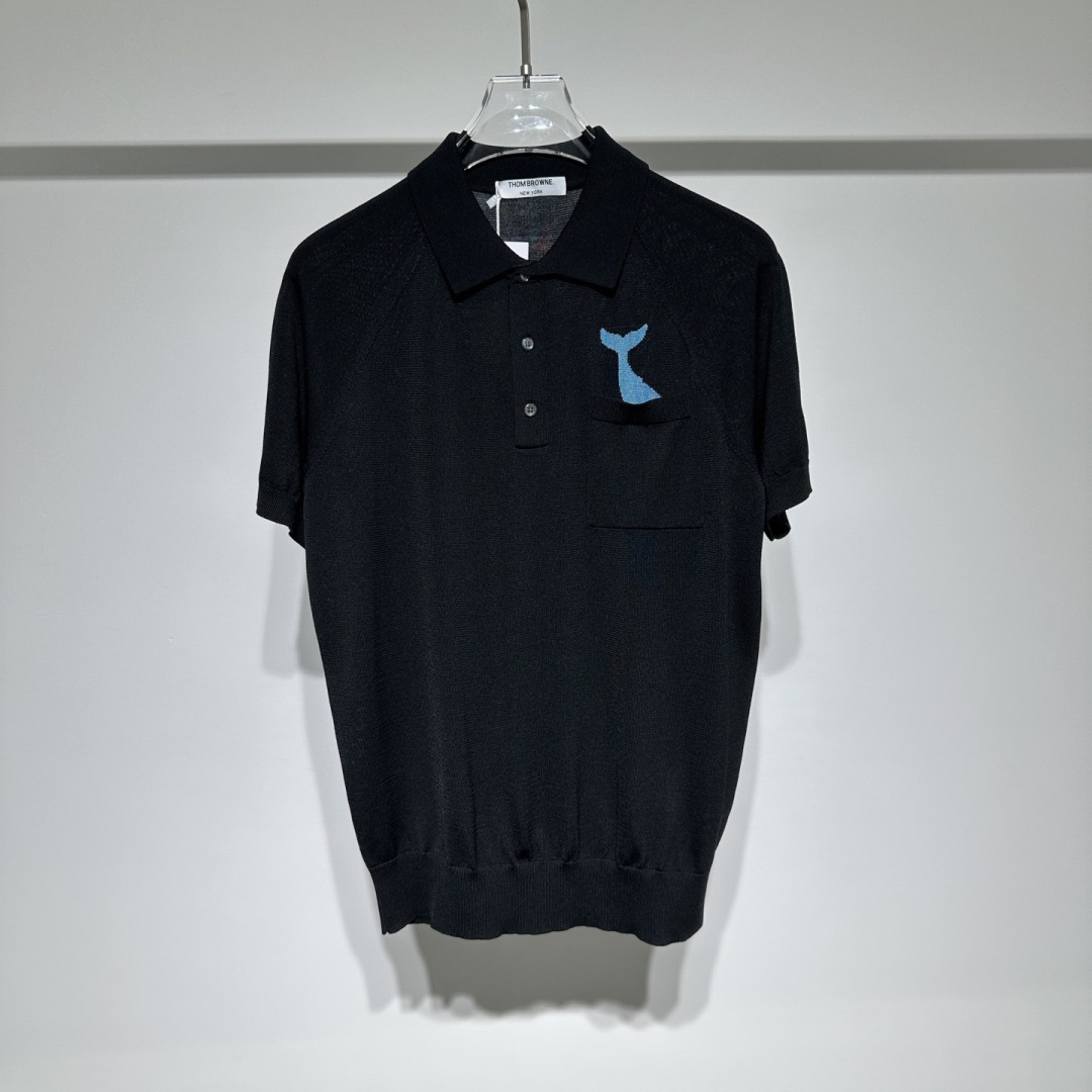 NO:818109,Thom Browne Thom Browne classic fashion casual old money knitted Polo collar!  Fashionistas, look over here!  This woolen T-shirt has both quality and appearance. It is made of a unique fabric of 35 acetate fiber, 31 lyocell fiber and polyester fiber. It is silky and breathable, has good stability, and has a great wearing experience. It is available in three fashionable colors, pink, black, and white, to meet a variety of matching needs. The unique pocket design on the front chest and the exquisitely embroidered fish tail pattern inside the pocket add smart fun to the overall look.  Young, high-end and fashionable, whether it is a daily outing, a gathering of friends or a light business occasion, you can easily control it and show your unique taste. Don't miss it!  Style No. Color Black White Pink Size M-L-XL-XXL-XXXL Refer to the size chart to choose the size that suits you!  ,menswear,thom browne,19860909Thom Browne 汤姆.布朗经典时尚休闲老钱针织Polo领！ 时尚达人们看过来！这款毛织 T 恤,品质与颜值兼具.采用 35醋酸纤维、31莱赛尔纤维搭配聚酯纤维的独特面料,丝滑透气,稳定性佳,穿着体验超棒.  共设粉色、黑、白、三种时尚颜色,满足多样搭配需求.前胸别致口袋设计,口袋内精巧刺绣鱼尾巴图案,为整体造型增添灵动趣味. 年轻、高级又时尚,无论是日常出街、朋友聚会还是轻商务场合,都能轻松驾驭,尽显独特品味,千万别错过！ 款号 颜色 黑色 白色 粉色 尺码 M-L-XL-XXL-XXXL 参考尺寸表数据选择合适自己的尺码！,男装,thom browne,,Women's clothing
