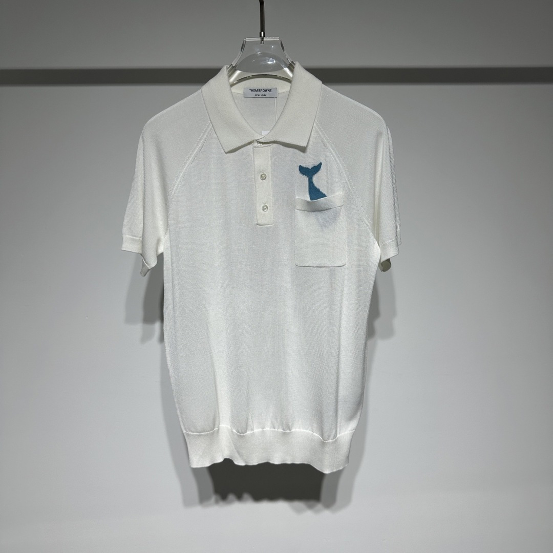 NO:818098,Thom Browne Thom Browne classic fashion casual old money knitted Polo collar!  Fashionistas, look over here!  This woolen T-shirt has both quality and appearance. It is made of a unique fabric of 35 acetate fiber, 31 lyocell fiber and polyester fiber. It is silky and breathable, has good stability, and has a great wearing experience. It is available in three fashionable colors, pink, black, and white, to meet a variety of matching needs. The unique pocket design on the front chest and the exquisitely embroidered fish tail pattern inside the pocket add smart fun to the overall look.  Young, high-end and fashionable, whether it is a daily outing, a gathering of friends or a light business occasion, you can easily control it and show your unique taste. Don't miss it!  Style No. Color Black White Pink Size M-L-XL-XXL-XXXL Refer to the size chart to choose the size that suits you!  ,menswear,thom browne,19860909Thom Browne 汤姆.布朗经典时尚休闲老钱针织Polo领！ 时尚达人们看过来！这款毛织 T 恤,品质与颜值兼具.采用 35醋酸纤维、31莱赛尔纤维搭配聚酯纤维的独特面料,丝滑透气,稳定性佳,穿着体验超棒.  共设粉色、黑、白、三种时尚颜色,满足多样搭配需求.前胸别致口袋设计,口袋内精巧刺绣鱼尾巴图案,为整体造型增添灵动趣味. 年轻、高级又时尚,无论是日常出街、朋友聚会还是轻商务场合,都能轻松驾驭,尽显独特品味,千万别错过！ 款号 颜色 黑色 白色 粉色 尺码 M-L-XL-XXL-XXXL 参考尺寸表数据选择合适自己的尺码！,男装,thom browne,,Women's clothing