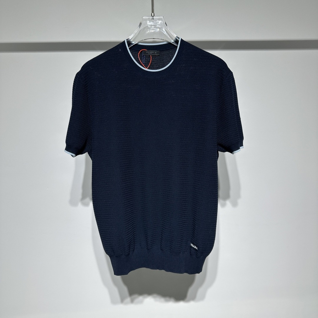 NO:818018,Prada letter logo sweater, custom-woven and dyed luxurious ultra-fine ice silk wool, soft and silky, comfortable and close to the skin, with deep navy blue as the main color, paired with a lively light blue edge, injecting a sense of agility. The Prada letter logo is embellished on the hem of the body to increase brand recognition. Pure lines are used to outline a simple outline, breaking the monotony in a concise way, showing a luxurious texture in a low-key manner. Process 1 uses imported machine embroidery technology  Use advanced computer control systems and precision mechanical components to realize Prada logo embroidery operations with high precision and smooth and delicate lines. Process 2: Curved thread weave. By changing the stitching and yarn arrangement during the knitting process, the yarns present a curved distribution in the fabric. Process 3: Softening and deodorizing process of garment washing water. Deep cleaning and deodorizing of clothing through professional washing equipment and specific detergents. Improve the feel and appearance of clothing. Accessories Customized 1:1  Prada Trademark Fit Loose Fit Model Color Dark Blue Sizes 48 50 52 54 Refer to the size chart to choose the size that suits you!  ,Prada-clothing,prada,prada,19860909Prada 字母徽标针织衫 定织定染奢润超细冰丝毛料 柔软丝滑 舒适贴肤 以深邃藏蓝为主色调 搭配上那抹灵动的浅蓝色边缘 注入灵动气息 衣身下摆处饰以Prada 字母徽标作点缀 增添品牌辨识度 以纯粹的线条勾勒出简洁的轮廓 以简洁的方式打破单调 低调中尽显奢华质感 工艺1采用进口机刺绣工艺 使用先进的计算机控制系统和精密的机械部件 实现Prada标志刺绣作业 精度高 线条流畅而细腻 工艺2: 曲型螺纹组织 通过改变针织过程中的针法和纱线的排列方式 使纱线在织物中呈现出曲线状的分布 工艺3: 成衣洗水加软去味工艺 通过专业的洗涤设备和特定的洗涤剂 对衣物进行深度清洁和去味处理 改善衣物的手感和外观 辅料 定制1:1 Prada 商标版型 宽松版型 型号 颜色深兰 尺码48 50 52 54 参考尺码表数据选择适合自己的尺寸！,普拉达-服装,prada,prada,,Women's clothing