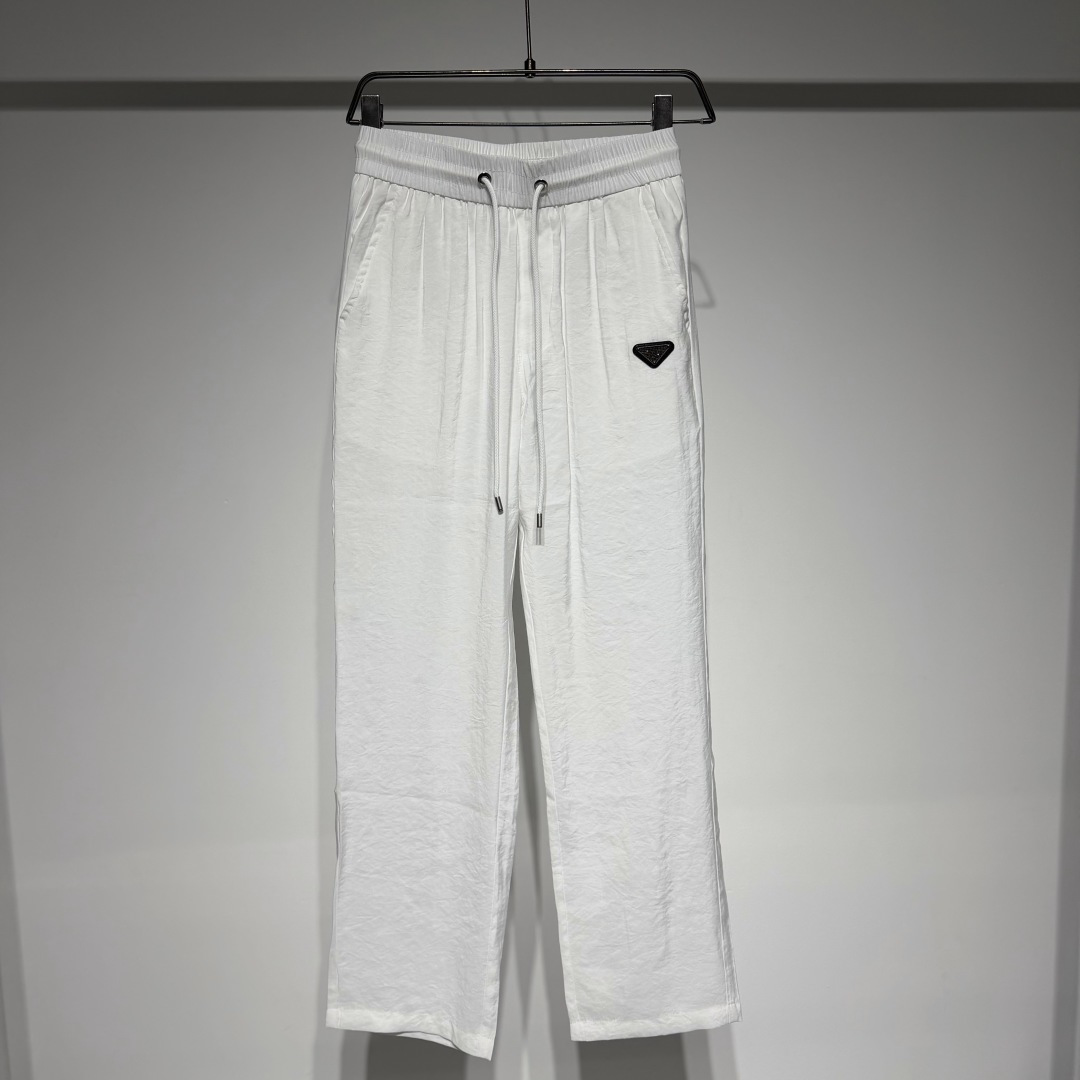 NO:817928,PRADA Prada fashionable casual sweatpants!  The clean and minimalist elastic waistband design provides the perfect fusion of comfort and practicality!  Classic design, high-end and versatile, pragmatism without claptrap!  Three-dimensional high-end metal products with brand logo, limited edition for Hong Kong, Macao and Taiwan!  !  Pure cotton material is breathable, comfortable and not stuffy. Taiwan foreign trade company undertakes it!  !  Prada not only works hard on materials, colors and styles, but the life philosophy behind the design coincides with the dual mentality of modern people pursuing practicality and popular beauty. It achieves a perfect balance between function and aesthetics. It is not only a display of fashion trends, but also the ultimate in modern aesthetics. P's vision is not limited to the fashion industry. Art, architecture, film and philosophy are also indispensable components of the brand's core values. It is an alternative style - a style that is flamboyant, cool, mature, free and avant-garde. Model Color Black  White Size M-L-XL-XXL-XXXL M waist 37. Hips 50. Pants length 105. Refer to the M size data to choose the size that suits you!  ,Prada-clothing,prada,prada,19860909PRADA 普拉达时尚休闲运动裤！ 干净极简松紧腰头设计加持、舒适和实用的完美融合！经典设计高级百搭实用主义不哗众取宠！ 品牌logo金属制品立体高级、港澳台地区限定款！！纯棉材质透气舒适不闷热、台湾外贸公司承接！！ 普拉达不仅在材料、颜色与款式工夫,设计背后的生活哲学正巧契合现代人追求切身实用与流行美观的双重心态,在机能与美学之间取得完美平衡,不但是时尚潮流的展现,更是现代美学的极致. P的视野并没有局限在时尚产业之内艺术、建筑、电影和哲学也都是品牌核心价值中不可或缺的组成部分、的另一种选择替代风格——是一个风格张扬、炫酷、成熟、自由而前卫的 型号 颜色黑色 白色 尺码M-L-XL-XXL-XXXL M腰围37.臀围50.裤长105 参考M尺码数据选择合适自己的尺寸！,普拉达-服装,prada,prada,,Women's clothing