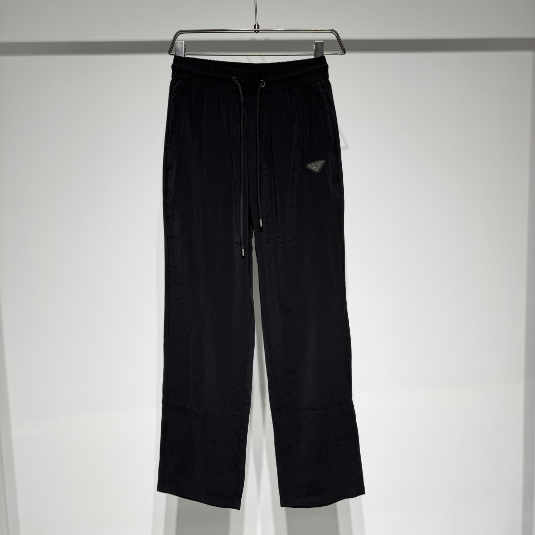 NO:817916,PRADA Prada fashionable casual sweatpants!  The clean and minimalist elastic waistband design provides the perfect fusion of comfort and practicality!  Classic design, high-end and versatile, pragmatism without claptrap!  Three-dimensional high-end metal products with brand logo, limited edition for Hong Kong, Macao and Taiwan!  !  Pure cotton material is breathable, comfortable and not stuffy. Taiwan foreign trade company undertakes it!  !  Prada not only works hard on materials, colors and styles, but the life philosophy behind the design coincides with the dual mentality of modern people pursuing practicality and popular beauty. It achieves a perfect balance between function and aesthetics. It is not only a display of fashion trends, but also the ultimate in modern aesthetics. P's vision is not limited to the fashion industry. Art, architecture, film and philosophy are also indispensable components of the brand's core values. It is an alternative style - a style that is flamboyant, cool, mature, free and avant-garde. Model Color Black  White Size M-L-XL-XXL-XXXL M waist 37. Hips 50. Pants length 105. Refer to the M size data to choose the size that suits you!  ,Prada-clothing,prada,prada,19860909PRADA 普拉达时尚休闲运动裤！ 干净极简松紧腰头设计加持、舒适和实用的完美融合！经典设计高级百搭实用主义不哗众取宠！ 品牌logo金属制品立体高级、港澳台地区限定款！！纯棉材质透气舒适不闷热、台湾外贸公司承接！！ 普拉达不仅在材料、颜色与款式工夫,设计背后的生活哲学正巧契合现代人追求切身实用与流行美观的双重心态,在机能与美学之间取得完美平衡,不但是时尚潮流的展现,更是现代美学的极致. P的视野并没有局限在时尚产业之内艺术、建筑、电影和哲学也都是品牌核心价值中不可或缺的组成部分、的另一种选择替代风格——是一个风格张扬、炫酷、成熟、自由而前卫的 型号 颜色黑色 白色 尺码M-L-XL-XXL-XXXL M腰围37.臀围50.裤长105 参考M尺码数据选择合适自己的尺寸！,普拉达-服装,prada,prada,,Women's clothing