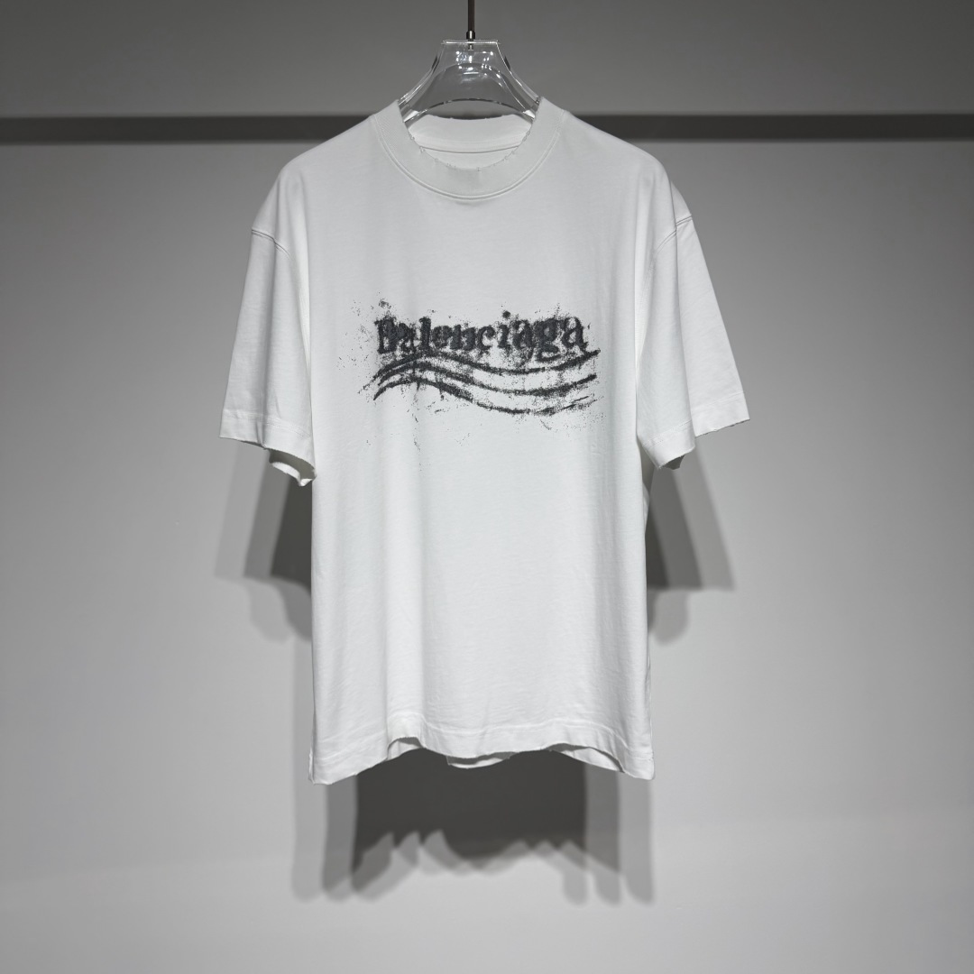 NO:817904,If you don’t like the loose fit of BALENCIAGA, don’t shoot it!  Balenciaga fashionable and casual round neck short-sleeved T-shirt!  The loose, large-fitting fabric is a bit thick and quite wide and stylish!  Pure cotton fabric is warm, comfortable, high-end and low-key luxury!  Double-sided printing technology on the front and back of Coke series products!  It can be worn alone or layered with it, for summer travel, weekend outings, outdoor outings, and gatherings with friends. It is a great outfit combination!  The brand has always insisted on hand-made production, paying attention to details, emphasizing tailoring and contour lines, and strict selection of fabrics. This persistent pursuit of quality has made Balenciaga a leader in the global luxury goods industry. Balenciaga is famous for its simple, noble and elegant design style. It is committed to integrating traditional craftsmanship with modern design concepts to create works that are both visually impactful and elegant!  Model Color Black White Size S-M-L-XL-XXL S Shoulder width 50. Bust 55. Clothing length 70. Refer to the S size data to choose the size that suits you!  ,Balenciaga-clothing,balenciaga,balenciaga,T-shirt,tees,t-shirt,19860909BALENCIAGA 大版型不喜欢宽松的勿拍！ 巴黎世家时尚休闲圆领短袖T恤！宽松大版型面料有一点厚度挺阔有型！纯棉面料保暖舒适高级低调奢华！ 可乐系列产品前后双面印花工艺！可以单穿可以内搭夏旅行周末郊游户外、朋友聚会都是非常出彩的服饰搭配！ 品牌始终坚持手工制作,注重细节,强调剪裁和轮廓线条,以及对面料的严格挑选. 这种对品质的执着追求,使得巴黎世家成为了全球奢侈品行业中的佼佼者. 巴黎世家以其简洁、高贵、典雅的设计风格而著称于世. 致力于将传统手工艺与现代设计理念相融合,创造出既具有视觉冲击力又不失优雅气质的作品！ 型号 颜色黑色 白色 尺码S-M-L-XL-XXL S肩宽50.胸围55.衣长70 参考S尺码数据选择适合自己的尺寸！,巴黎世家-服装,balenciaga,balenciaga,T-shirt,tees，t-shirt,,Women's clothing