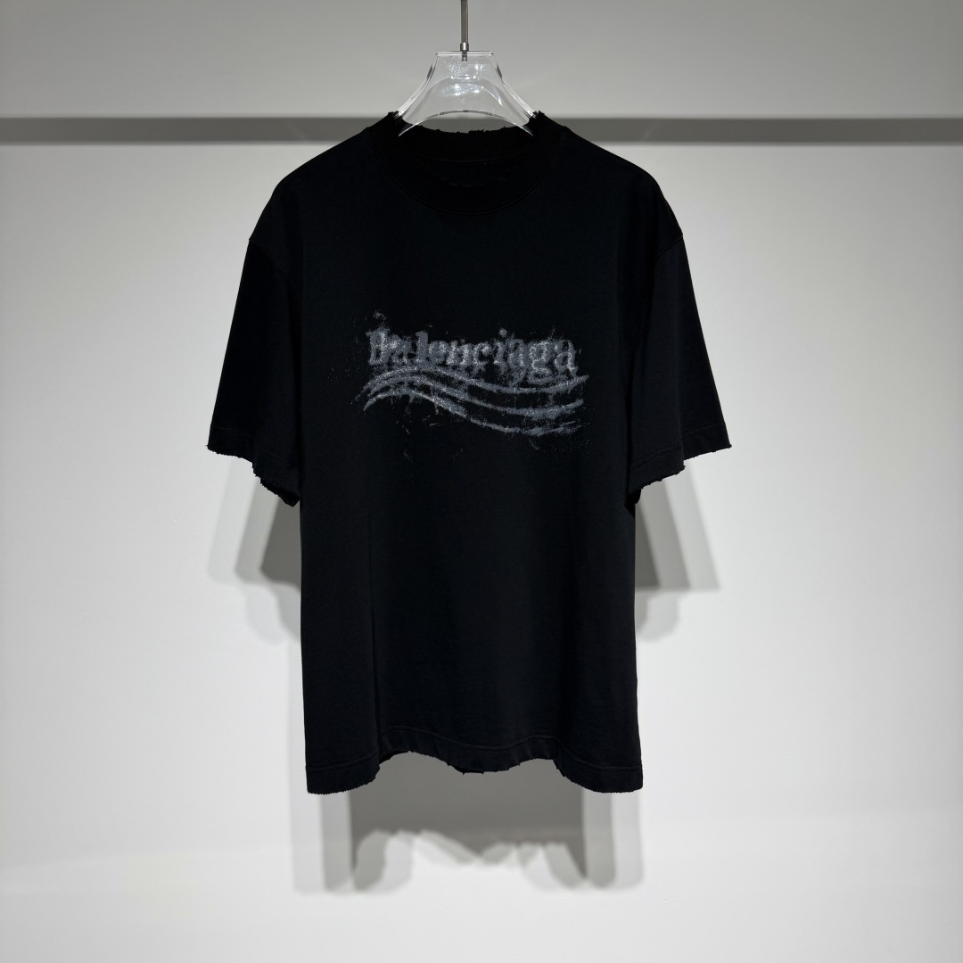 NO:817946,If you don’t like the loose fit of BALENCIAGA, don’t shoot it!  Balenciaga fashionable and casual round neck short-sleeved T-shirt!  The loose, large-fitting fabric is a bit thick and quite wide and stylish!  Pure cotton fabric is warm, comfortable, high-end and low-key luxury!  Double-sided printing technology on the front and back of Coke series products!  It can be worn alone or layered with it, for summer travel, weekend outings, outdoor outings, and gatherings with friends. It is a great outfit combination!  The brand has always insisted on hand-made production, paying attention to details, emphasizing tailoring and contour lines, and strict selection of fabrics. This persistent pursuit of quality has made Balenciaga a leader in the global luxury goods industry. Balenciaga is famous for its simple, noble and elegant design style. It is committed to integrating traditional craftsmanship with modern design concepts to create works that are both visually impactful and elegant!  Model Color Black White Size S-M-L-XL-XXL S Shoulder width 50. Bust 55. Clothing length 70. Refer to the S size data to choose the size that suits you!  ,Balenciaga-clothing,balenciaga,balenciaga,T-shirt,tees,t-shirt,19860909BALENCIAGA 大版型不喜欢宽松的勿拍！ 巴黎世家时尚休闲圆领短袖T恤！宽松大版型面料有一点厚度挺阔有型！纯棉面料保暖舒适高级低调奢华！ 可乐系列产品前后双面印花工艺！可以单穿可以内搭夏旅行周末郊游户外、朋友聚会都是非常出彩的服饰搭配！ 品牌始终坚持手工制作,注重细节,强调剪裁和轮廓线条,以及对面料的严格挑选. 这种对品质的执着追求,使得巴黎世家成为了全球奢侈品行业中的佼佼者. 巴黎世家以其简洁、高贵、典雅的设计风格而著称于世. 致力于将传统手工艺与现代设计理念相融合,创造出既具有视觉冲击力又不失优雅气质的作品！ 型号 颜色黑色 白色 尺码S-M-L-XL-XXL S肩宽50.胸围55.衣长70 参考S尺码数据选择适合自己的尺寸！,巴黎世家-服装,balenciaga,balenciaga,T-shirt,tees，t-shirt,,Women's clothing