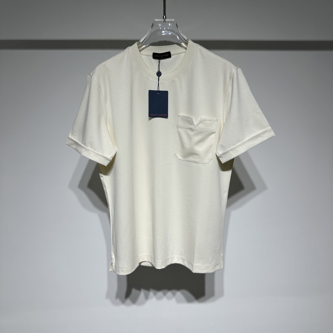 NO:817927,Louis Vuitton Louis Vuitton suit round neck short-sleeved T-shirt!  Slightly loose-fitting custom fabric, moderate thickness, comfortable, breathable and not easy to deform!  Can be used by both men and women!  LV has always adhered to the spirit of excellent quality and innovation. The brand pays attention to the details and craftsmanship of its products, using high-quality materials and exquisite production techniques to ensure that each product can meet the highest quality standards. At the same time, LV also continuously introduces new designs and products to meet the changing needs and tastes of consumers!  With its classic design, exquisite craftsmanship and innovative spirit, it has become one of the most influential luxury brands in the world and continues to lead fashion trends!  !  **Wearing Suggestions** - Suitable for daily casual, business casual and other occasions, can be worn with sports casual pants, jeans or shorts. - It is recommended to machine wash gently and avoid high-temperature ironing to maintain elasticity and fit. **Suit Highlights** Comfortable and breathable** Modal and special silk combination, taking into account softness and breathability, suitable for all seasons. The elastic and slim-fitting** spandex component provides good elasticity and no sense of restraint during activities. Simple and versatile** classic khaki white color, easy to cope with daily, commuting and other occasions.  High-end quality** first-class standard, exquisite details, showing taste. Fabric composition and characteristics** 42 Modal** natural plant fiber, soft and skin-friendly, moisture-absorbent and breathable, comfortable and not stuffy to wear. 17 Special silk** improves the gloss and drape of the fabric, adding high-end texture. 35 Polyester fiber** enhances wear resistance, keeps the pants tight and not easy to deform. 6 Spandex** provides elasticity, more freedom of movement, and fits the body shape. Model Color Khaki  White Size M-L-XL-XXL-XXXL Please refer to the size chart to choose the size that suits you!  ,Louis Vuitton-clothing,louis vuitton,louis vuitton,louis vuitton,shorts,jeans,T-shirt,tees,t-shirt,19860909Louis Vuitton 路易威登套装圆领短袖T恤！ 微宽松版型定制面料、厚度适中舒适透气不易变形！男女均可驾驭！ LV始终秉持着卓越的品质和创新的精神.品牌注重产品的细节和工艺,采用高品质的材料和精湛的制作工艺, 确保每一件产品都能达到最高的品质标准.同时,LV也不断推出新的设计和产品,以满足消费者不断变化的需求和品味！ 以其经典设计、精湛工艺和创新精神,成为全球最具影响力的奢侈品牌之一,持续引领时尚潮流！！ **穿着建议**  - 适合日常休闲、商务休闲等场合,搭配运动休闲裤、牛仔裤或短裤均可.  - 建议轻柔机洗,避免高温熨烫以保持弹性和版型. **套装亮点**  舒适透气**莫代尔与特种丝的组合,兼顾柔软性与透气性,适合四季穿着.  弹性修身**氨纶成分提供良好弹性,活动时无束缚感.  简约百搭**卡其白色经典配色,轻松应对日常、通勤等多种场合.  高端品质**一等品标准,细节考究,彰显品味.  面料成分与特性**  42 莫代尔**天然植物纤维,柔软亲肤,吸湿透气,穿着舒适不闷热.  17 特种丝**提升面料光泽感与垂顺度,增加高级质感.  35 聚酯纤维**增强耐磨性,保持裤型挺括不易变形.  6 氨纶**提供弹性,活动时更自如,贴合身形.  型号 颜色卡其 白色 尺码M-L-XL-XXL-XXXL 参考尺码表数据选择适合自己的尺码！,路易威登-服装,louis vuitton,louis vuitton,louis vuitton,shorts,jeans,T-shirt,tees，t-shirt,,Women's clothing