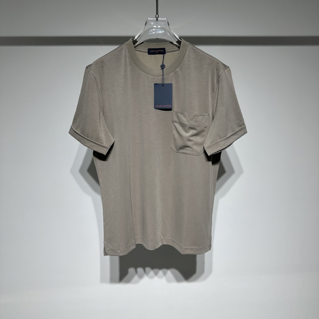 NO:817937,Louis Vuitton Louis Vuitton suit round neck short-sleeved T-shirt!  Slightly loose-fitting custom fabric, moderate thickness, comfortable, breathable and not easy to deform!  Can be used by both men and women!  LV has always adhered to the spirit of excellent quality and innovation. The brand pays attention to the details and craftsmanship of its products, using high-quality materials and exquisite production techniques to ensure that each product can meet the highest quality standards. At the same time, LV also continuously introduces new designs and products to meet the changing needs and tastes of consumers!  With its classic design, exquisite craftsmanship and innovative spirit, it has become one of the most influential luxury brands in the world and continues to lead fashion trends!  !  **Wearing Suggestions** - Suitable for daily casual, business casual and other occasions, can be worn with sports casual pants, jeans or shorts. - It is recommended to machine wash gently and avoid high-temperature ironing to maintain elasticity and fit. **Suit Highlights** Comfortable and breathable** Modal and special silk combination, taking into account softness and breathability, suitable for all seasons. The elastic and slim-fitting** spandex component provides good elasticity and no sense of restraint during activities. Simple and versatile** classic khaki white color, easy to cope with daily, commuting and other occasions.  High-end quality** first-class standard, exquisite details, showing taste. Fabric composition and characteristics** 42 Modal** natural plant fiber, soft and skin-friendly, moisture-absorbent and breathable, comfortable and not stuffy to wear. 17 Special silk** improves the gloss and drape of the fabric, adding high-end texture. 35 Polyester fiber** enhances wear resistance, keeps the pants tight and not easy to deform. 6 Spandex** provides elasticity, more freedom of movement, and fits the body shape. Model Color Khaki  White Size M-L-XL-XXL-XXXL Please refer to the size chart to choose the size that suits you!  ,Louis Vuitton-clothing,louis vuitton,louis vuitton,louis vuitton,shorts,jeans,T-shirt,tees,t-shirt,19860909Louis Vuitton 路易威登套装圆领短袖T恤！ 微宽松版型定制面料、厚度适中舒适透气不易变形！男女均可驾驭！ LV始终秉持着卓越的品质和创新的精神.品牌注重产品的细节和工艺,采用高品质的材料和精湛的制作工艺, 确保每一件产品都能达到最高的品质标准.同时,LV也不断推出新的设计和产品,以满足消费者不断变化的需求和品味！ 以其经典设计、精湛工艺和创新精神,成为全球最具影响力的奢侈品牌之一,持续引领时尚潮流！！ **穿着建议**  - 适合日常休闲、商务休闲等场合,搭配运动休闲裤、牛仔裤或短裤均可.  - 建议轻柔机洗,避免高温熨烫以保持弹性和版型. **套装亮点**  舒适透气**莫代尔与特种丝的组合,兼顾柔软性与透气性,适合四季穿着.  弹性修身**氨纶成分提供良好弹性,活动时无束缚感.  简约百搭**卡其白色经典配色,轻松应对日常、通勤等多种场合.  高端品质**一等品标准,细节考究,彰显品味.  面料成分与特性**  42 莫代尔**天然植物纤维,柔软亲肤,吸湿透气,穿着舒适不闷热.  17 特种丝**提升面料光泽感与垂顺度,增加高级质感.  35 聚酯纤维**增强耐磨性,保持裤型挺括不易变形.  6 氨纶**提供弹性,活动时更自如,贴合身形.  型号 颜色卡其 白色 尺码M-L-XL-XXL-XXXL 参考尺码表数据选择适合自己的尺码！,路易威登-服装,louis vuitton,louis vuitton,louis vuitton,shorts,jeans,T-shirt,tees，t-shirt,,Women's clothing