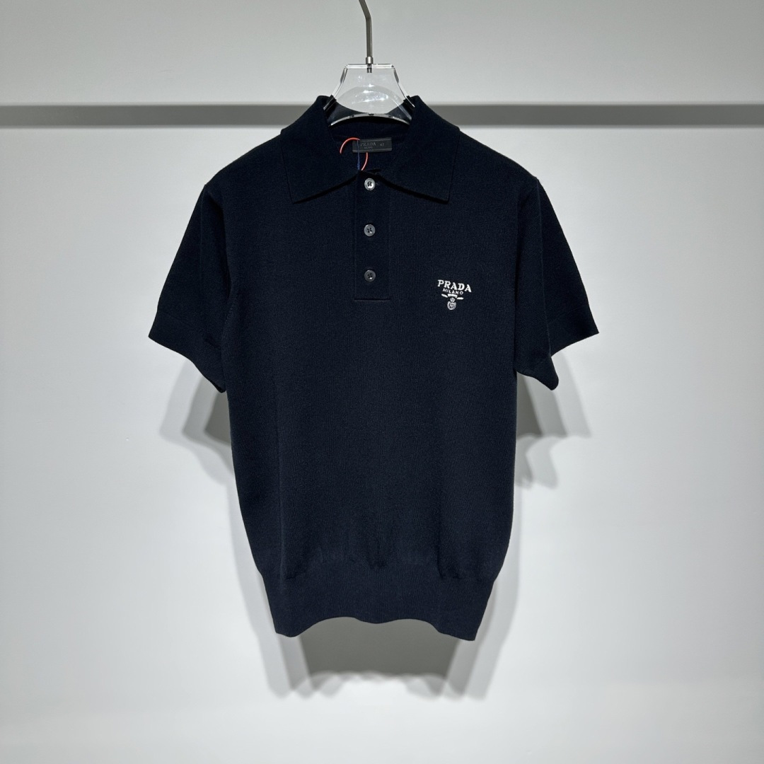 NO:817915,Prada embroidered lapel polo shirt. Custom-woven fine-needle 16-gauge woolen fabric. Comfortable and breathable. Stiff and stylish. The iconic Prada embroidered logo embellishes the front. The combination of logo sweater and Polo shirt is sublimated. The three-dimensional silhouette optimizes body proportions. It has a slim temperament. Fashionable and versatile. Process 1 uses imported machine embroidery. It uses advanced knitting technology and computer control system. Combined design (CAD) system increases the layering and three-dimensionality of the embroidery. Process 2: Use seam three-dimensional stitching.  It uses a specific sewing method at the seams to make the clothes more three-dimensional and fit the body. The workmanship is tedious and complicated. Process 3: The neckline and armpit sleeves are narrowed using a disc sewing machine. The edge-finishing jacquard effect is a prominent pattern formed on the fabric through a specific weaving process. Adding visual effects. Neat and orderly. Accessories. Customized 1:1 Prada trademark. Customized 1:1 Prada real shell buttons. Fitted version. Model Color. Black.  Size 42-44-46-48 Refer to the size chart to choose the size that suits you!  ,Prada-clothing,prada,prada,sweaters,19860909Prada 刺绣翻领Polo衫 定织细针16针毛织 舒适透气 挺括有型 标志性Prada刺绣徽标点缀正面 以标识毛衣和Polo衫结合为升华 立体廓形优化身材比例 气质显瘦 时尚百搭款 工艺1采用进口机绣花 采用先进的编织技术和电脑控制系统 结合设计 (CAD） 系统增加绣花的层次感和立体感 工艺2: 采用接缝立体缝线 它通过在接缝处使用特定的缝纫方法 使衣物呈现出更加立体和贴合身体的效果 做工繁琐复杂 工艺3: 领口部位与腋袖部采用缝盘机作收针 收边明花提花效果 通过特定的编织工艺在织物上形成的突出花纹 增添视觉效果 整洁有序 辅料 定制1:1 Prada商标 定制1:1 Prada真贝壳纽扣 版型 合身版型 型号 颜色黑色 尺码42-44-46-48 参考尺码表数据选择适合自己的尺寸！,普拉达-服装,prada,prada,sweaters,,Women's clothing