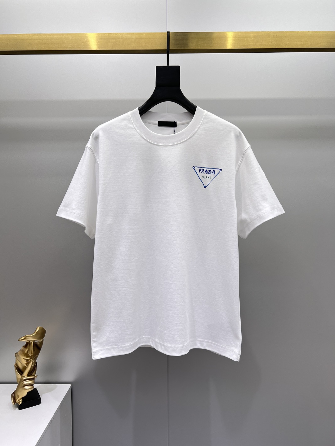 P140 Prada🌟¡La última camiseta de manga corta y cuello redondo en el nuevo mostrador de lanzamiento, diseño personaliz…