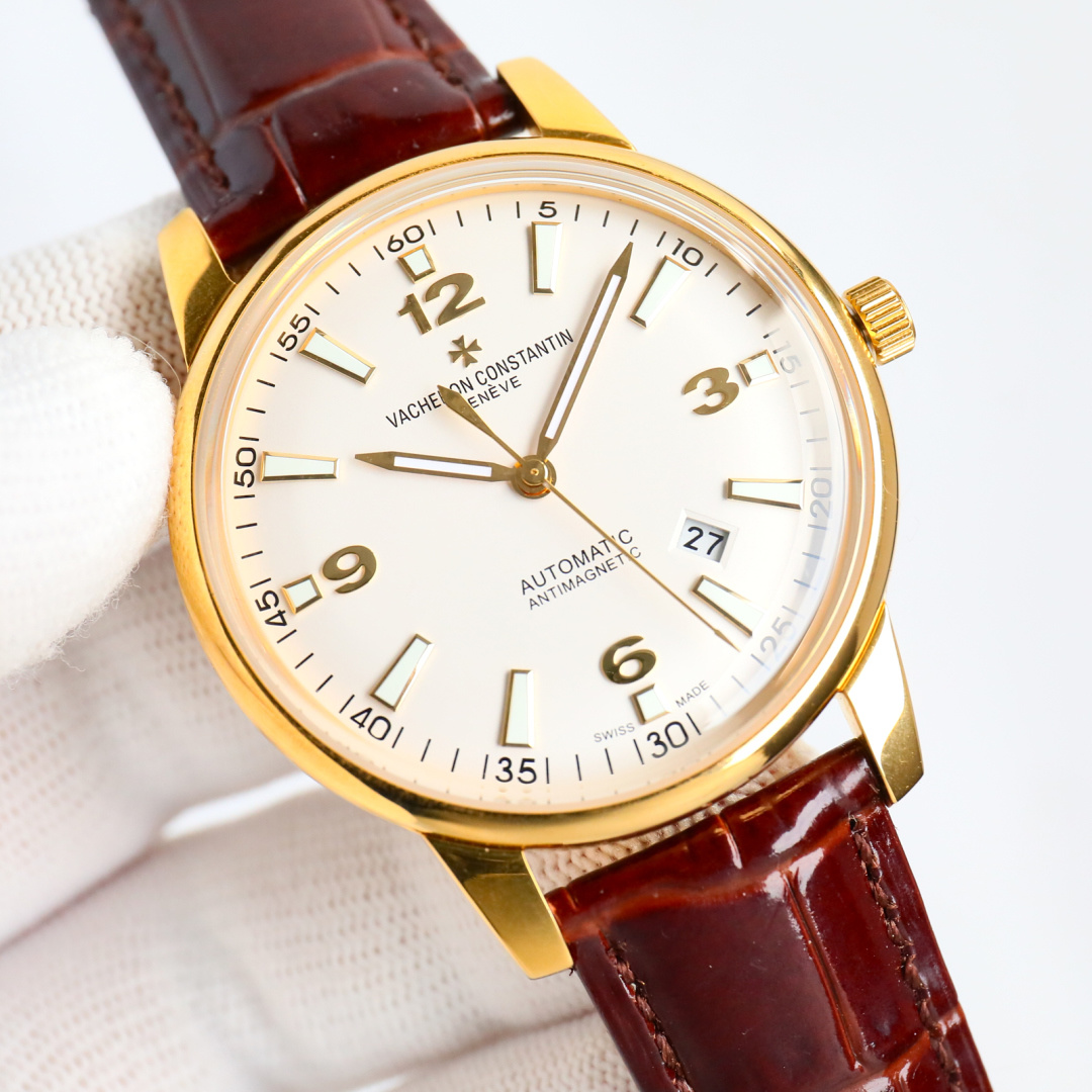 NO:383448,Produced by TW, White Shell, Gold Shell, TW Factory, Vacheron Constantin VC, Zhongheng Sihai Series, MO1 watch upgraded version!  Super luminous pot cover glass This watch is equipped with original. It makes the watch look thinner, with a frequency of 28,800 vibrations per hour. The four angle curves of the case are improved. The dial color curves are more in line with each other, and the dial is polished more delicately. The market's latest pot cover glass material is super 3D three-dimensional, ultra-thin craftsmanship, and the diameter is 41mm, which is closer to the counter. Paired with Italian cowhide, the wrist is more comfortable!  The Vacheron Constantin inheritance series produced by the major manufacturers integrates Vacheron Constantin's most unique DNA and is a symbol of Vacheron Constantin's ultimate elegance, fully reflecting the purest tradition of the high-end watchmaking industry!  Suitable for all kinds of business occasions, simple, refined and elegant. A fine reproduction, please enjoy it!  The best luxury recommendation for gifts, please identify TW exclusive quality, vacheron, cowhide19860909TW 出品 白壳 金壳 TW Factory 江诗丹顿 VC 众横四海系列 MO1 腕表升级版！超强夜光 锅盖玻璃 该表搭载由原装.让表更显纤薄,频率为每小时振动28,800次 对表壳的四个角弧度进行改善,表盘颜色弧度更契合,表盘打磨更细腻,市场独家最新锅盖玻璃材质,超强的3D立体感,超薄工艺,直径41mm,整体更贴近专柜 搭配意大利牛皮让手腕更贴合舒适！大厂出品的江诗丹顿的传承系列融汇了江诗丹顿最独特的DNA,是江诗丹顿极致优雅的象征 充分体现了高级制表业最纯粹的传统！适合各种商务场合,简敛精致不失优雅 精品复刻,敬请品鉴！送礼最佳奢华推荐请认准TW独家品质,,vacheron,cowhide,Watch