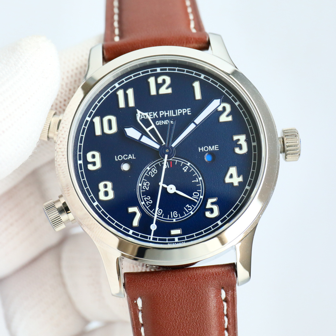 NO:150320,Gold PP Patek Philippe dual time zone function ref.5524 Calatrava Pilot Travel Time Watch Series is stunning!  [Dial] Rose gold coffee dial and dark blue painted dial have matte grain texture on the surface, exquisite and restrained. The Arabic fluorescent coating font is also consistent with the authentic product and has a three-dimensional sense, rendering the easy-to-read and rough style of the flight watch to the extreme. [Case] ​​is consistent with the authentic product, the shell body is 42m/11m, and the workmanship also inherits Patek Philippe's consistent style. The shell body is completely mirror polished, smooth and delicate, enhancing its visual sense, and achieving the ultimate in details. [Function] The 5524 series is a 24-hour time watch, the six-digit time-sharing watch is consistent with the authentic product, and the bottom of the large second hand is a double time zone time display, which is consistent with the authentic product. [Movement] Replica original 324SC  FUS movement and automatic winding device are suitable for wearing every day. From the perspective of the sapphire on the back, you can see it at a glance. The most practical business watch was born. [Watch Strap Buckle] The button uses a triangular pin buckle that is consistent with the original, which is easy to wear and echoes the case, showing the overall aesthetics of this watch. Paired with a blue leather strap and decorated with beige stitching, the texture is comfortable, and cowhide also makes the whole watch more retro. As the first PP pilot watch, the size is 42m, and it shows the tough guy style. It is also a sports-style watch multi-functional mechanical watch. Patek philippe, cowhide19860909金 PP 百达翡丽 双时区功能ref.5524 Calatrava飞行家旅行时间腕表系列惊艳登场！【表盘】玫瑰金咖啡表盘和深蓝色涂漆表盘,表面有哑光颗粒质感、精致内敛,阿拉伯荧光涂层字体也同正品一致有立体感,将飞行表易读粗旷的风格渲染到极致.【表壳】同正品一致壳身为42m/11m、做工方面也继承百达翡丽的一贯作风、壳身完全镜面抛光处理,光滑细腻、增强其视觉感、在细节方面做到极致.【功能】5524系列为二十四小时制时间腕表,六位同正品一致是日历,中心大秒针底部则为双时区时间显示 与正品一致.【机芯】复刻原版324SC FUS机芯、自动上链装置适合每天佩戴,从背部蓝宝石透视底看能让你一览无遗尽收眼底.一只最实用的商旅手表于焉诞生.【表带集表扣】扣子使用与原装一致的三角型针扣,佩戴方便,与表壳相呼应,展现此腕表的整体美学.搭配蓝色皮表带,并以米色缝线装点,质感舒适,牛皮也让整款腕表更有复古味道. 做为首款PP飞行员腕表,尺寸 42m 尽现硬汉气派,同时也是一款运动风格腕表多功能机械腕表,,,patek philippe,cowhide,Watch