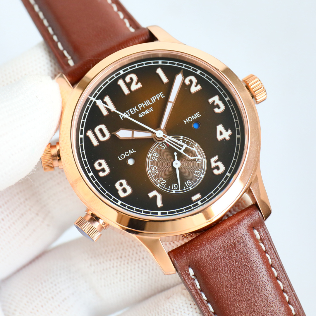 NO:150328,Gold PP Patek Philippe dual time zone function ref.5524 Calatrava Pilot Travel Time Watch Series is stunning!  [Dial] Rose gold coffee dial and dark blue painted dial have matte grain texture on the surface, exquisite and restrained. The Arabic fluorescent coating font is also consistent with the authentic product and has a three-dimensional sense, rendering the easy-to-read and rough style of the flight watch to the extreme. [Case] ​​is consistent with the authentic product, the shell body is 42m/11m, and the workmanship also inherits Patek Philippe's consistent style. The shell body is completely mirror polished, smooth and delicate, enhancing its visual sense, and achieving the ultimate in details. [Function] The 5524 series is a 24-hour time watch, the six-digit time-sharing watch is consistent with the authentic product, and the bottom of the large second hand is a double time zone time display, which is consistent with the authentic product. [Movement] Replica original 324SC  FUS movement and automatic winding device are suitable for wearing every day. From the perspective of the sapphire on the back, you can see it at a glance. The most practical business watch was born. [Watch Strap Buckle] The button uses a triangular pin buckle that is consistent with the original, which is easy to wear and echoes the case, showing the overall aesthetics of this watch. Paired with a blue leather strap and decorated with beige stitching, the texture is comfortable, and cowhide also makes the whole watch more retro. As the first PP pilot watch, the size is 42m, and it shows the tough guy style. It is also a sports-style watch multi-functional mechanical watch. Patek philippe, cowhide19860909金 PP 百达翡丽 双时区功能ref.5524 Calatrava飞行家旅行时间腕表系列惊艳登场！【表盘】玫瑰金咖啡表盘和深蓝色涂漆表盘,表面有哑光颗粒质感、精致内敛,阿拉伯荧光涂层字体也同正品一致有立体感,将飞行表易读粗旷的风格渲染到极致.【表壳】同正品一致壳身为42m/11m、做工方面也继承百达翡丽的一贯作风、壳身完全镜面抛光处理,光滑细腻、增强其视觉感、在细节方面做到极致.【功能】5524系列为二十四小时制时间腕表,六位同正品一致是日历,中心大秒针底部则为双时区时间显示 与正品一致.【机芯】复刻原版324SC FUS机芯、自动上链装置适合每天佩戴,从背部蓝宝石透视底看能让你一览无遗尽收眼底.一只最实用的商旅手表于焉诞生.【表带集表扣】扣子使用与原装一致的三角型针扣,佩戴方便,与表壳相呼应,展现此腕表的整体美学.搭配蓝色皮表带,并以米色缝线装点,质感舒适,牛皮也让整款腕表更有复古味道. 做为首款PP飞行员腕表,尺寸 42m 尽现硬汉气派,同时也是一款运动风格腕表多功能机械腕表,,,patek philippe,cowhide,Watch