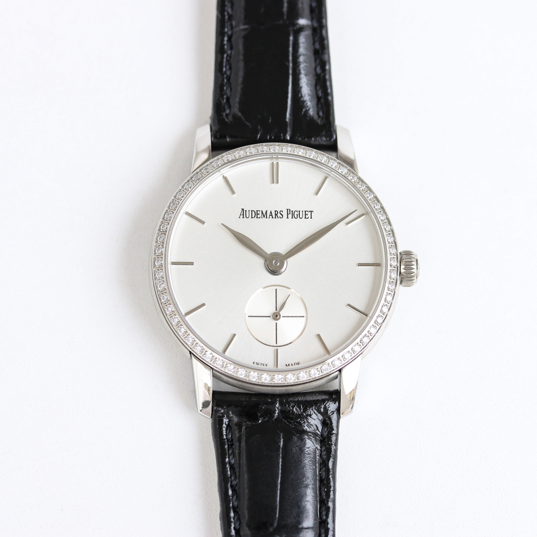 NO:150462,Original single-stock quality Female AP Audemars JULES AUDEMARS series, shockingly launched. This watch has classic design and exquisite craftsmanship. The dial is decorated with silver needles, adding elegant temperament. This model is suitable for watch lovers who pursue luxury and classic design. It is not only an accurate chronograph tool, but also an accessory that highlights taste. 1 The case adopts solid steel brushed polishing technology, the mirror is scratch-resistant sapphire crystal glass, the dial diameter is 33m7m 2 is equipped with Cal. Manual machinery, accurate time-traveling level 3 The dial details are clear, the pointer is polished, without any burrs. 4 It is made of Italian cowhide with complex craftsmanship CNC engraving technology pin buckle, which is more convenient to wear. The ingenious work is precisely two-pin semi-mechanical watch,,,audemars,cowhide19860909原单货品质 女 AP 爱彼 JULES AUDEMARS 系列,震撼上市,此款手表有经典的设计和精致的工艺,表盘上佩有银针,增添了优雅的气质.这款适合追求奢华和经典设计的腕表爱好者.它不仅是一件精准的计时工具更是一件彰显品味的配饰 1表壳采用实心精钢拉丝抛光工艺,镜面是防刮蓝宝石水晶玻璃,表盘直径33m7m 2搭载Cal.手动机械,走时精准达到零返修级别 3表盘细节清晰,指针打磨饱满,没有任何一点毛刺. 4采用意大利牛皮搭配复杂工艺CNC雕刻工艺针扣,佩戴更方便 匠心之作精准走时两针半机械腕表,,,audemars,cowhide,Watch