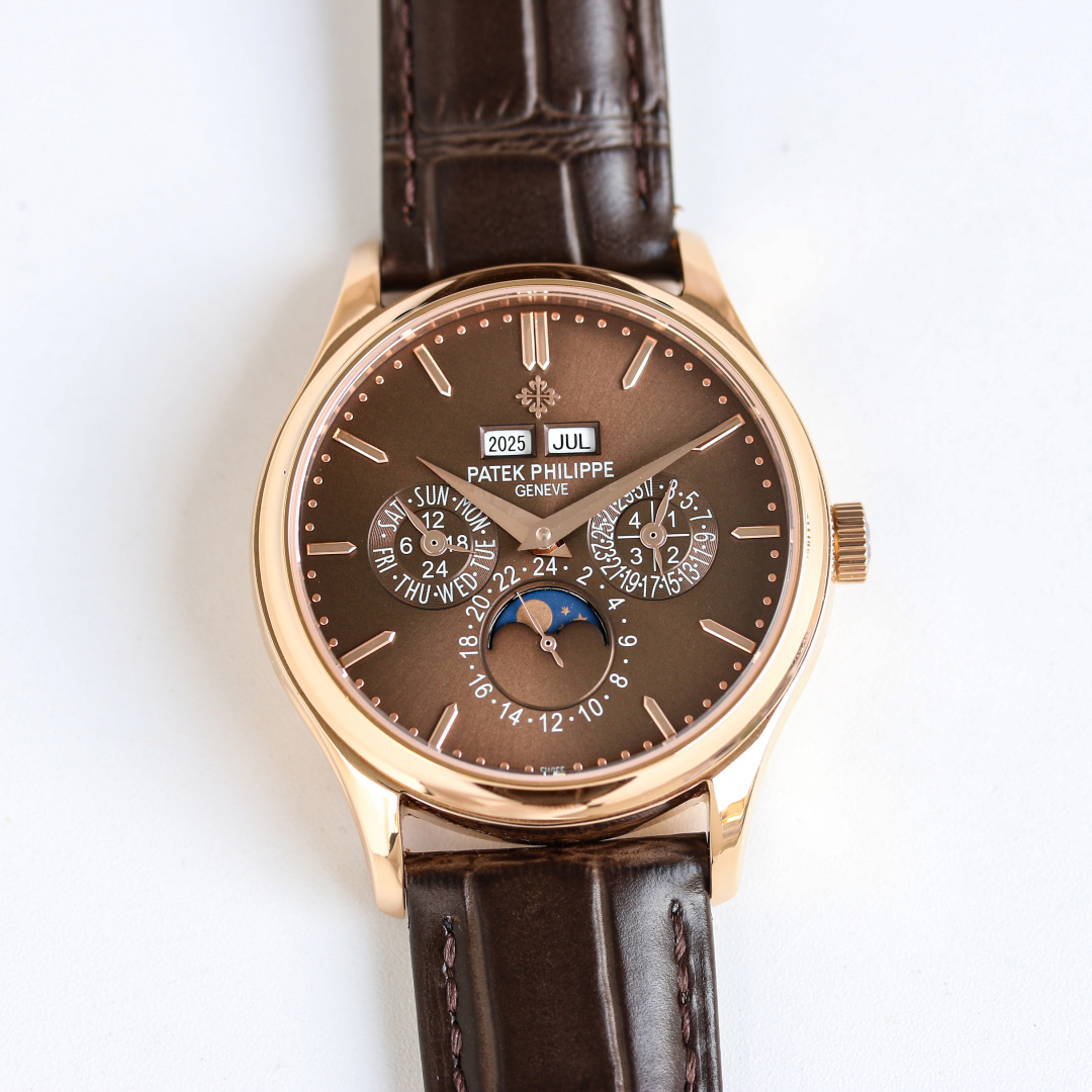 NO:602018,Patek Philippe's super complex timepiece 5327, series of watches, is the most classic style in the perpetual calendar. The diameter of the watch is 39mm, which is moderate in size and suitable for people in various industries. The dial layout is generous and decent, evenly laid out. Although it has many functions, it does not make people feel complicated. The sunburst pattern with gold three-dimensional Breguet digital scales and willow leaf hands makes people feel more eye-catching.  The dial has a calendar display at 3 o'clock, a 24-hour true moon phase display at 6 o'clock, and a day of the week display at 9 o'clock. The overall layout of the dial is wide and not compact, and is very elegant. The 5327 is equipped with Cal.324 Q automatic winding movement, with a transparent back, providing a 48-hour power reserve, and a waterproof depth of 30 meters, which meets the needs of daily life. In addition, it is paired with an Italian cowhide strap with a PP iconic lantern buckle, giving it a retro and elegant feel.  This 5327 is a formal watch, with various dials for you to choose. It goes well with black and white formal wear, and can be worn with casual daily wear. A classic work of art, a perfect collection. Patek Philippe’s exclusive slogan: No one can own a Patek Philippe, we just keep it for the next generation. But I ask people who love watches, who doesn’t want to own a Patek Philippe? This may be the starting point or even the end point of many watch lovers’ original intention. If an opportunity appears in front of you, then cherish it!  ,,breguet,patek philippe,cowhide19860909百达翡丽超级复杂功能时计5327、系列腕表,万年历中最经典的款式. 表径为正装39mm,大小适中,适合各类行业人士,表盘布局大方得体,布局均匀,功能虽多却不让人觉得繁杂,日辉纹搭配金质立体宝玑数字刻度和柳叶指针更让人觉得眼前一亮. 表盘3点位置为日历显示,6点位置为24小时真月相显示,9点位置为星期显示,盘面整体的布局,宽阔不紧凑,非常典雅. 5327及搭载Cal.324 Q自动上链机芯,背透,提供48小时动力储存,防水深度30米,满足日常生活所需. 另外,搭配意大利牛皮表带,带PP标志性灯笼扣,复古儒雅的感觉拉满. 这款5327、属于正装表,各色表盘任君选择,搭配黑白灰正装都不错,日常搭配休闲也可. 一件经典的艺术品,一件完美的收藏品.百达翡丽的专属语谁都无法拥有一块百达翡丽,我们只是为下一代保管.但试问爱表之人,谁不愿意拥有一块百达翡丽呢,这或许是很多爱表之人初心的起点,甚至是终点.如果有个机会出现在你面前,那么就好好珍惜吧！,,breguet,patek philippe,cowhide,Watch