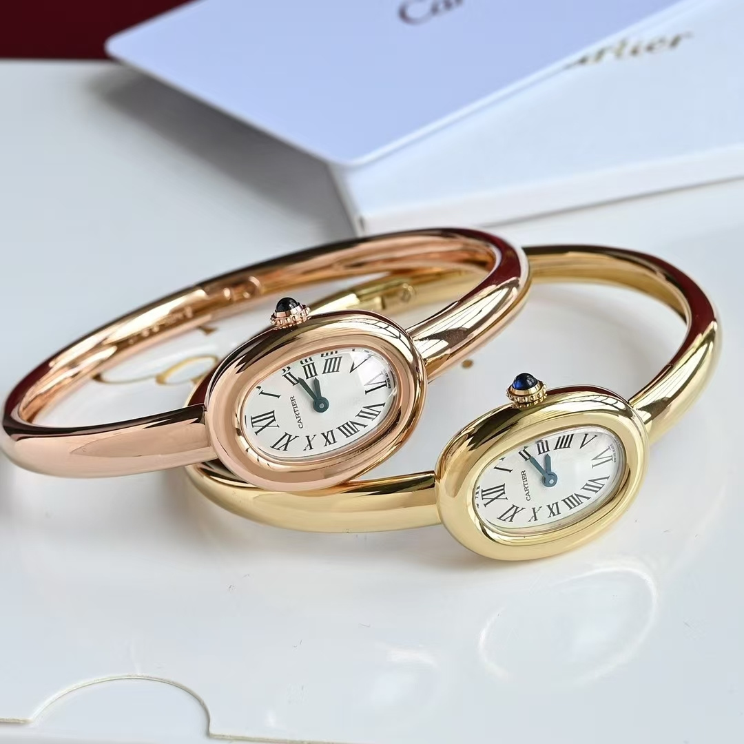 NO:387887,18k produced 18k bathtub bracelet watch, 18k gold version!  Cartier CARTIER GR6 Classic Bathtub Series. Baignoire's new 'bathtub' bracelet watch, case size 24.6*18.7 mm, hand circumference size 15mm 16mm 17mm. The watch is a bracelet, small and unique fork, and it reveals a hint of luxury in fashion. It is shocking when you get the real thing and has a high appearance!  The oval appearance feels like an elegant European-style bathtub, which is so beautiful!  Baignoire Bathtub series watches, soft lines, lugs and luxurious temperament give the watch an ultimate balanced look. The watch is timeless and classic, showing French elegance, and is favored by women. Small watch, original imported Swiss quartz movement. Stainless steel case, silver-plated dial, sword-shaped blue steel hand, sapphire crystal mirror. Cartier watch reinterprets the traditional round watch shape, extending the circle into an oval. The watch draws inspiration from the simple oval with great geometric characteristics, adopts a round and rich oval silhouette, showing the soft style. With a full set of top-grade packaging, it is absolutely the first choice for gift gifts. If you are not satisfied, you can support return and exchange, and have a lifetime warranty!  The best luxury recommendation for gifts, please identify the exclusive quality of 18k, cartier, cartier, bracelet1986090918k 出品  18k 浴缸手镯表,18k包金版！卡地亚 CARTIER GR6 卡家经典之作浴缸系列. Baignoire 全新“浴缸”手镯腕表,表壳尺寸24.6*18.7毫米,手围尺寸15mm 16mm 17mm. 手表即是手镯,小巧别致叉夺人眼球,时髦中更透露一丝奢华,实物拿到手的时候大吃一惊,颜值高 ！椭圆外型的感觉正是典雅欧风浴缸形状,这也太好看了吧！Baignoire浴缸系列腕表,柔和的线条、表耳以及华贵气质赋予腕表极致平衡的观感.腕表隽永经典,尽显法式优雅,深受女性青睐.小号表款,瑞士原装进口石英机芯.精钢包金表壳,镀银表盘,剑形蓝钢指针,蓝宝石水晶镜面.卡地亚腕表重新演绎传统圆形腕表造型,将圆形延伸为椭园形.腕表从极具几何特色的简约椭圆形汲取灵感,采用圆润丰盈的椭圆廓形,尽彰柔美风情.配全套顶级包装,送礼自留绝对首选,不满意支持退换货,终身保修！送礼最佳奢华推荐请认准18k独家品质,,cartier,cartier,bracelet,Watch