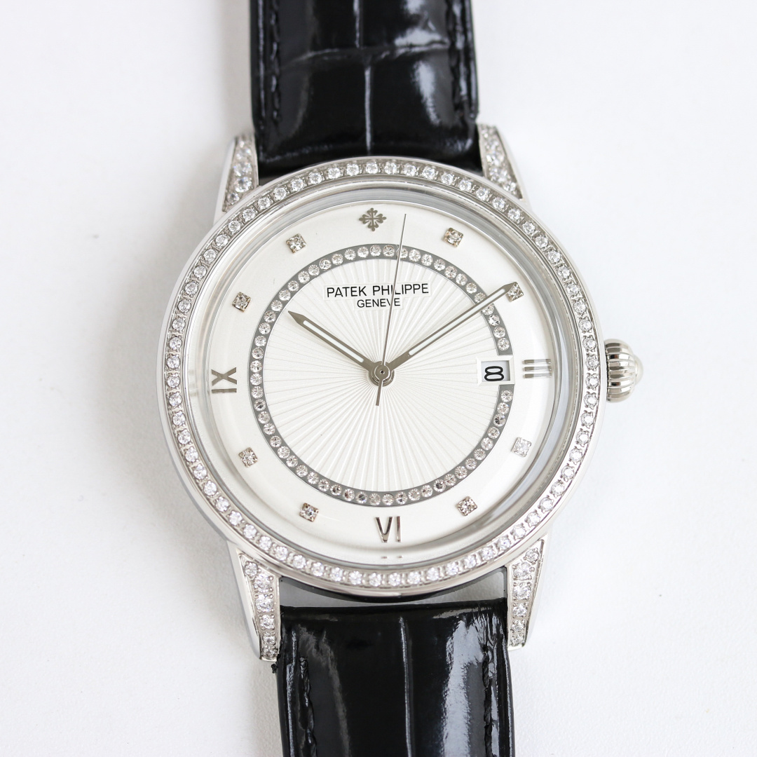 NO:150636,Gold Diamond T W Patek Philippe PP highest version watch!  The TW watchmaker team took 18 months to carefully design, dared to be the first, broke through the multi-layer technical bottleneck, and strived for perfection!  [Case] ​​The market's exclusive latest pot cover glass material, the dial is simple and extraordinary, the 12 scales are integrated with glass, the exclusive full diamond case has a strong 3D three-dimensional feeling, ultra-thin craftsmanship, and a diameter of 40m. Pot cover glass [Movement] The watch uses the original movement, with a vibration frequency of 28,800 times per hour, and zero rework quality. [Watch buckle] The style is matched with Italian cowhide to make the wrist fit and comfortable. The watch buckle is engraved with a classic logo mechanical watch,,,patek philippe,cowhide19860909金 钻  T W  百达翡丽 PP 最高版本腕表！TW制表师团队历时18个月精心设计,敢为人先,突破多层技术瓶颈,力求完美！【表壳】市场独家最新锅盖玻璃材质,表盘简而不凡,12个刻度与玻璃融为一体,独家的满钻表壳,具有超强3D立体感,超薄工艺,直径40m 锅盖玻璃 【机芯】腕表采用原装机芯,每小时振频28800次,零返修质量.【表带扣】款式搭配意大利牛皮让手腕更贴合舒适,腕表表扣上面刻有经典标志机械腕表,,,patek philippe,cowhide,Watch