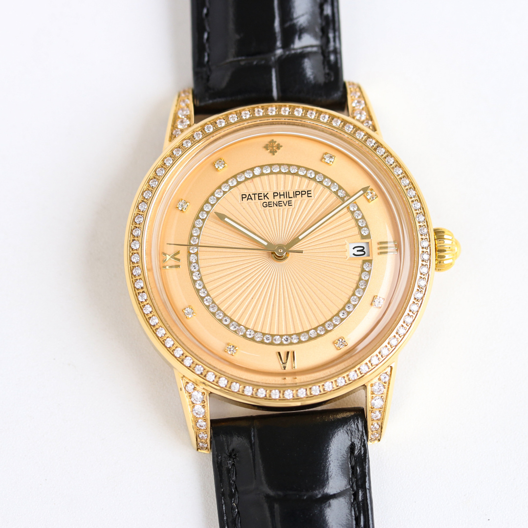 NO:150642,Gold Diamond T W Patek Philippe PP highest version watch!  The TW watchmaker team took 18 months to carefully design, dared to be the first, broke through the multi-layer technical bottleneck, and strived for perfection!  [Case] ​​The market's exclusive latest pot cover glass material, the dial is simple and extraordinary, the 12 scales are integrated with glass, the exclusive full diamond case has a strong 3D three-dimensional feeling, ultra-thin craftsmanship, and a diameter of 40m. Pot cover glass [Movement] The watch uses the original movement, with a vibration frequency of 28,800 times per hour, and zero rework quality. [Watch buckle] The style is matched with Italian cowhide to make the wrist fit and comfortable. The watch buckle is engraved with a classic logo mechanical watch,,,patek philippe,cowhide19860909金 钻  T W  百达翡丽 PP 最高版本腕表！TW制表师团队历时18个月精心设计,敢为人先,突破多层技术瓶颈,力求完美！【表壳】市场独家最新锅盖玻璃材质,表盘简而不凡,12个刻度与玻璃融为一体,独家的满钻表壳,具有超强3D立体感,超薄工艺,直径40m 锅盖玻璃 【机芯】腕表采用原装机芯,每小时振频28800次,零返修质量.【表带扣】款式搭配意大利牛皮让手腕更贴合舒适,腕表表扣上面刻有经典标志机械腕表,,,patek philippe,cowhide,Watch