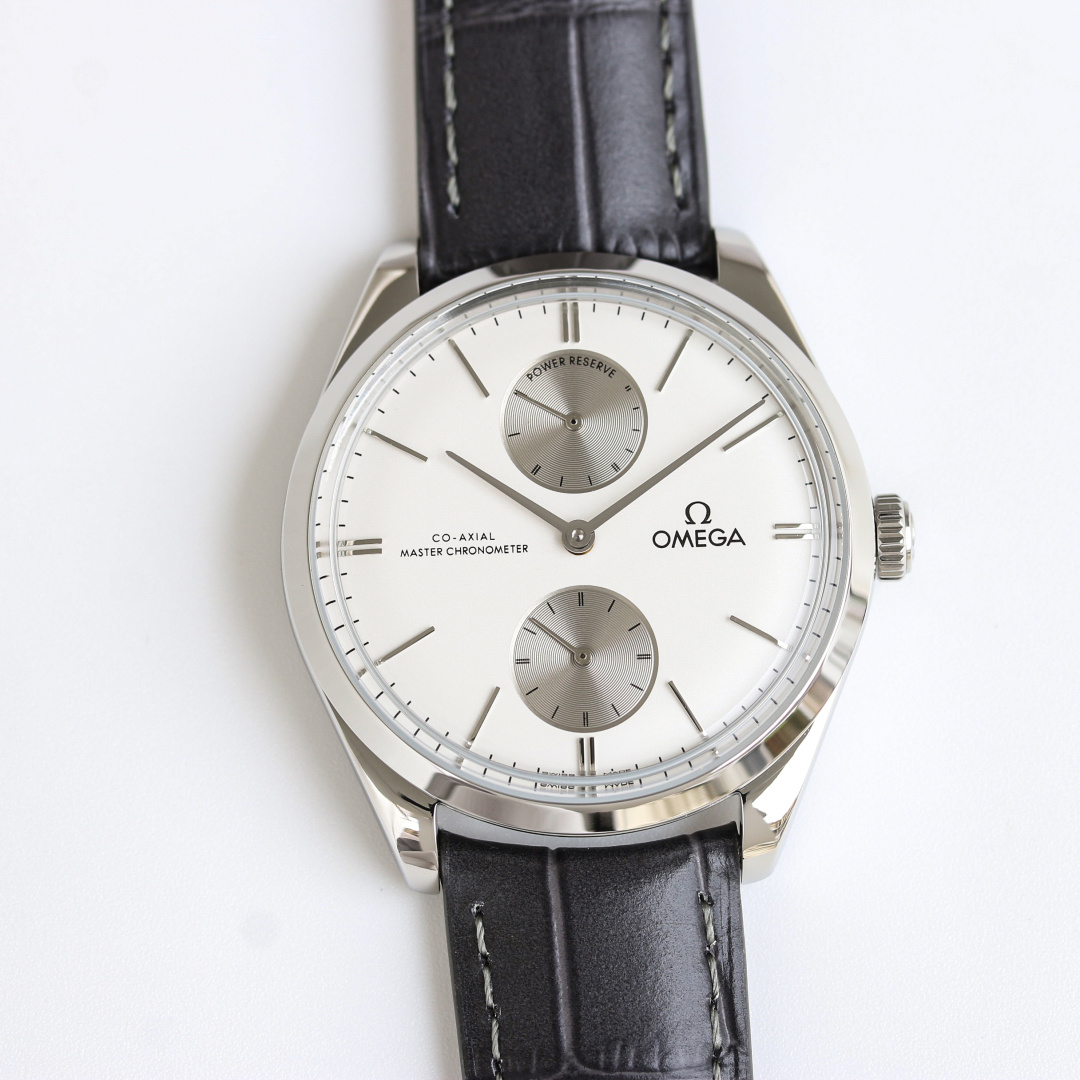 NO:150637,Golden Rose Diamond launched OMEGA Dishfei Mingdian Little Three-needle Series Manual Machinery Butterfly Fly Series Watch Master Chronometer, with a watch diameter of 40m, purchased the original mold opening, and took 18 months. The overall case is made of original stainless steel, synchronized with original polishing technology. The sapphire pot cover mirror is more classy. The arched dial has been processed with dark blue PVD, presenting the polishing effect of sun rays, and can be used with the original. In particular, the buckle logo is carved one by one by one by the fine engraving machine, which is full of three-dimensionality, and it is truly perfect. The only original mold opening belt in the market, the logo is also exquisitely carved. It is equipped with the Omega 8926 Master Chronometer movement, through the wear-resistant sapphire glass back, the movement is beautiful and clear. Two-needle semi-mechanical watch,,,,,19860909金玫钻  重磅推出 OMEGA  欧米茄 碟飞名典小三针系列手动机械 蝶飞系列 腕表 至臻天文台,表径 40m,购入原版开模,历时18个月,整体表壳采用原装精钢材质打造,同步原装打磨技术.采用蓝宝石锅盖镜面更显档次 拱形表盘经过深蓝色PVD处理,呈现出太阳射线的打磨效果, 均可跟原装通用,尤其扣面标志是精雕机一个个雕刻出来,立体感十足,真正做到了完美. 市场唯一原装开模皮带 表扣.标志同样是精雕出来的. 内部搭载欧米茄8926至臻天文台机芯,透过耐磨损蓝宝石玻璃表背,机芯的运转美态清晰两针半机械腕表,,,omega,Watch